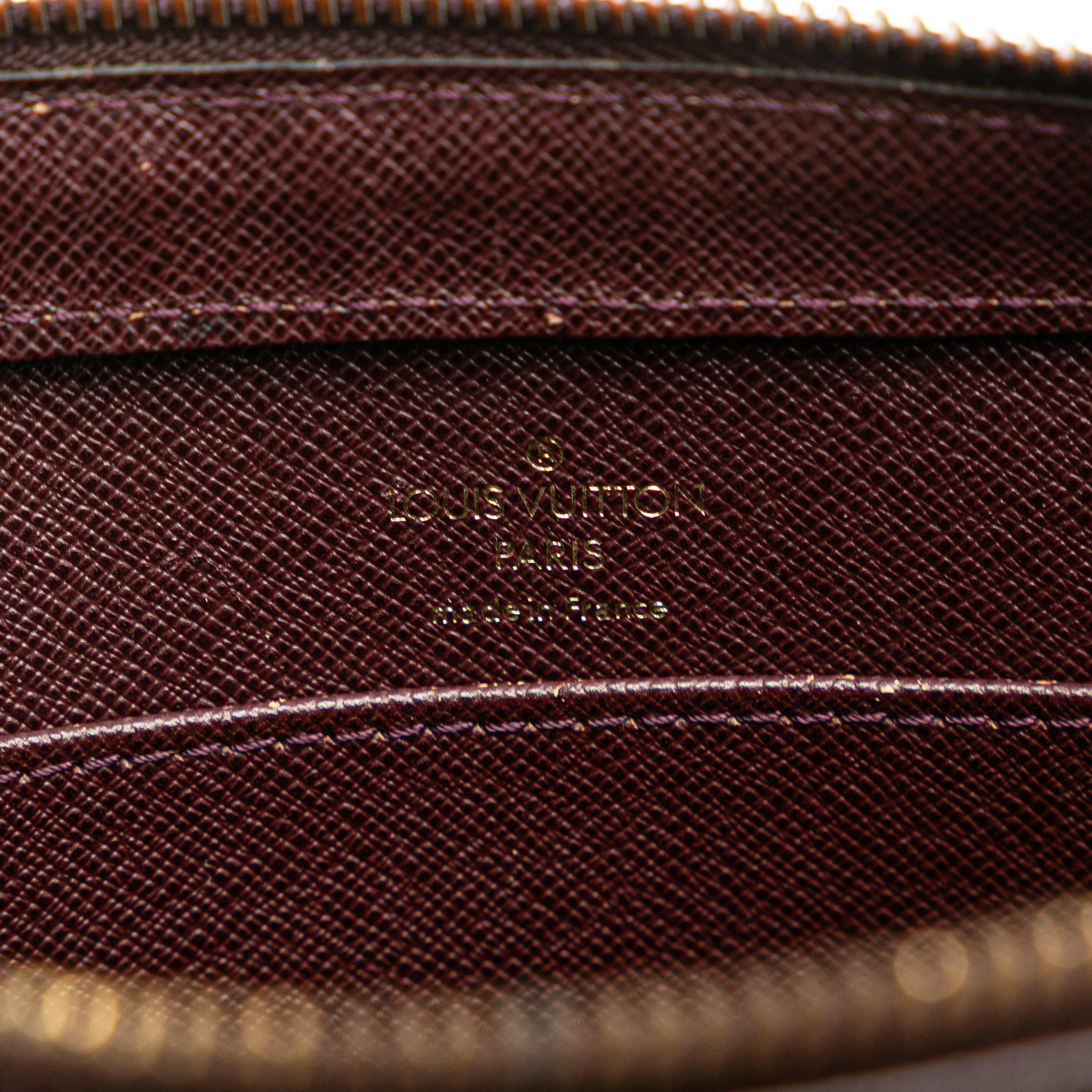 Louis Vuitton Taiga Pochette Baikal, från Luxclusif, i färgen bordeaux. Klicka för att öppna bilden i stort format