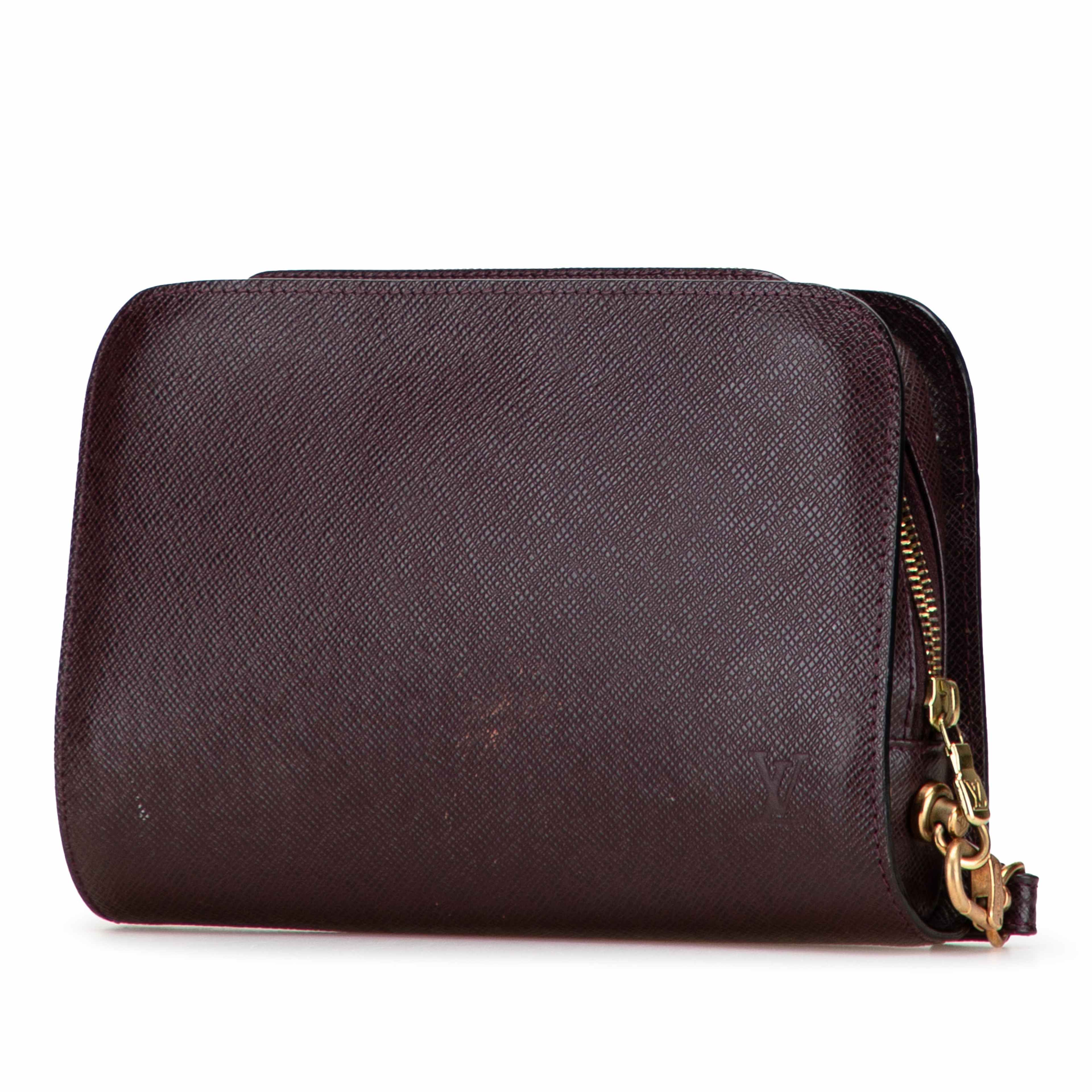 Louis Vuitton Taiga Pochette Baikal, från Luxclusif, i färgen bordeaux. Klicka för att öppna bilden i stort format