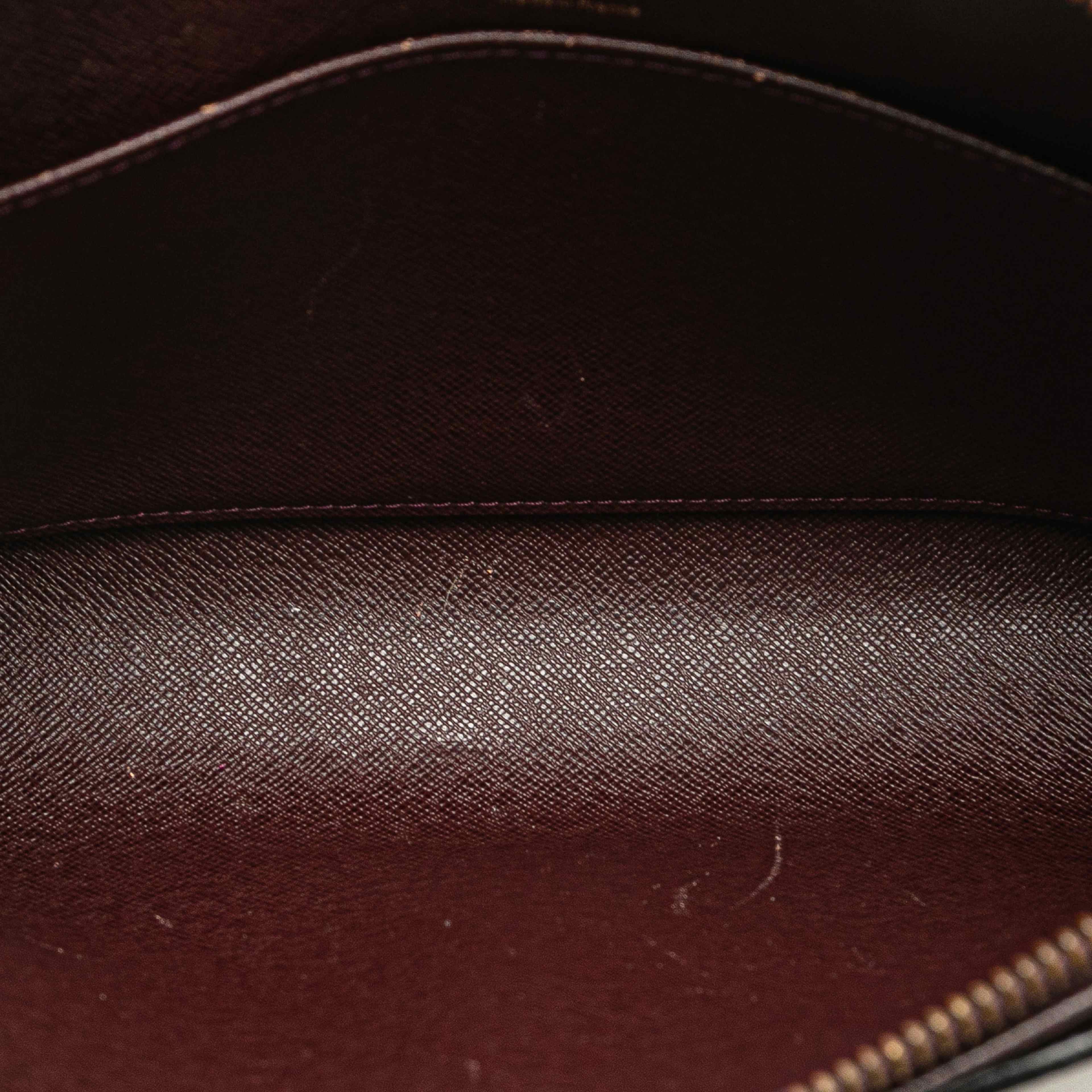 Louis Vuitton Taiga Pochette Baikal, från Luxclusif, i färgen bordeaux. Klicka för att öppna bilden i stort format