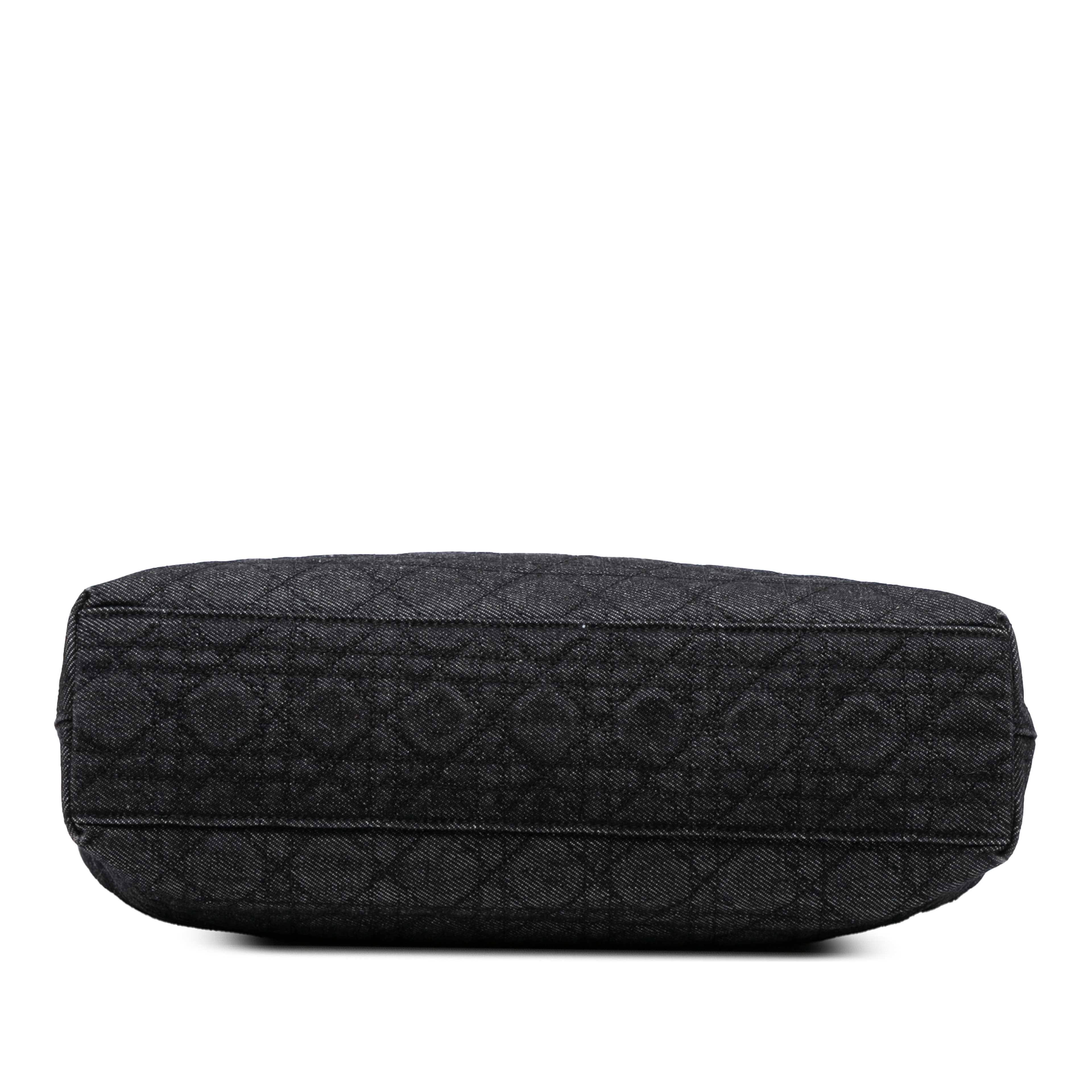 Dior Extra Large Denim Cannage Lady Dior, från Luxclusif, i färgen black. Klicka för att öppna bilden i stort format