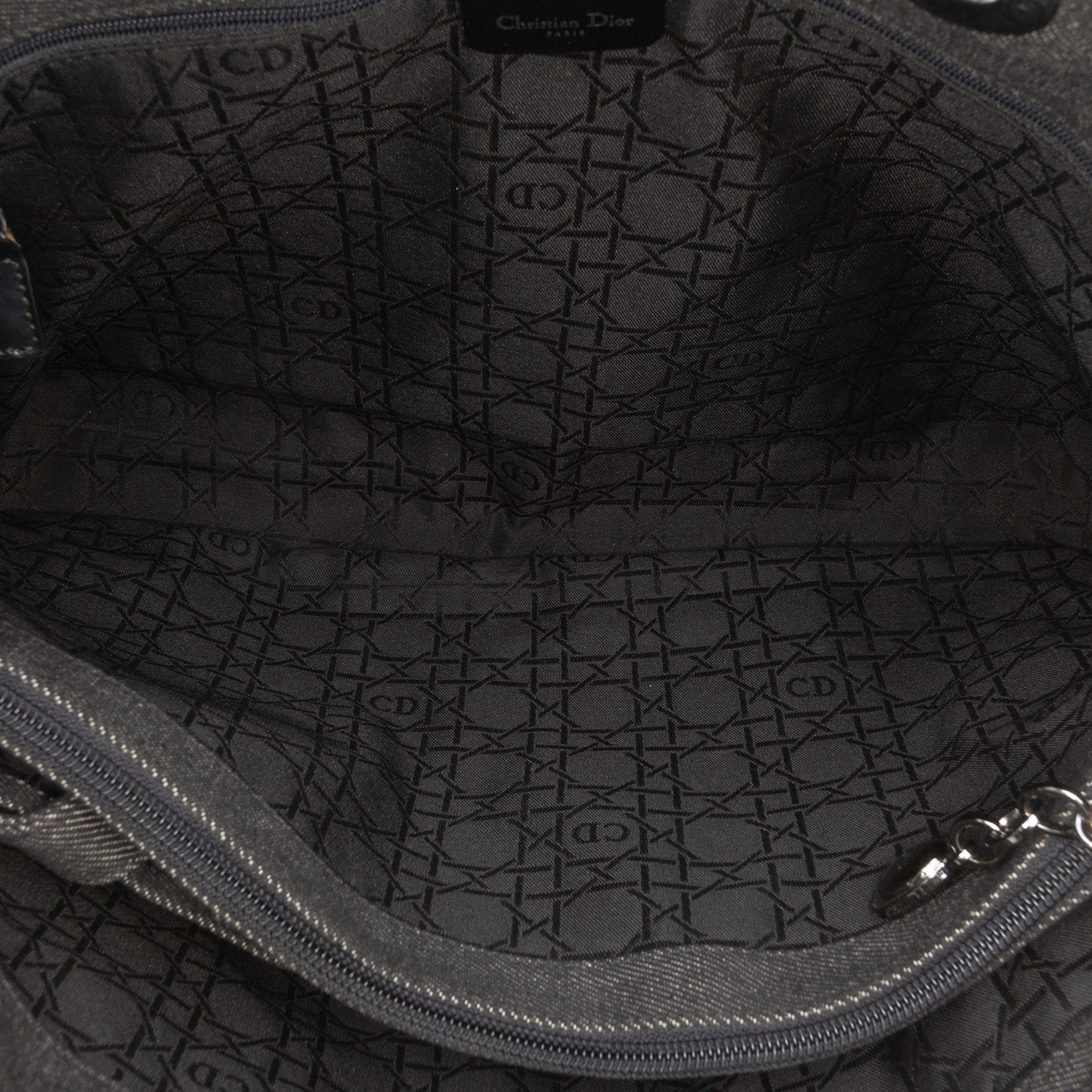 Dior Extra Large Denim Cannage Lady Dior, från Luxclusif, i färgen black. Klicka för att öppna bilden i stort format