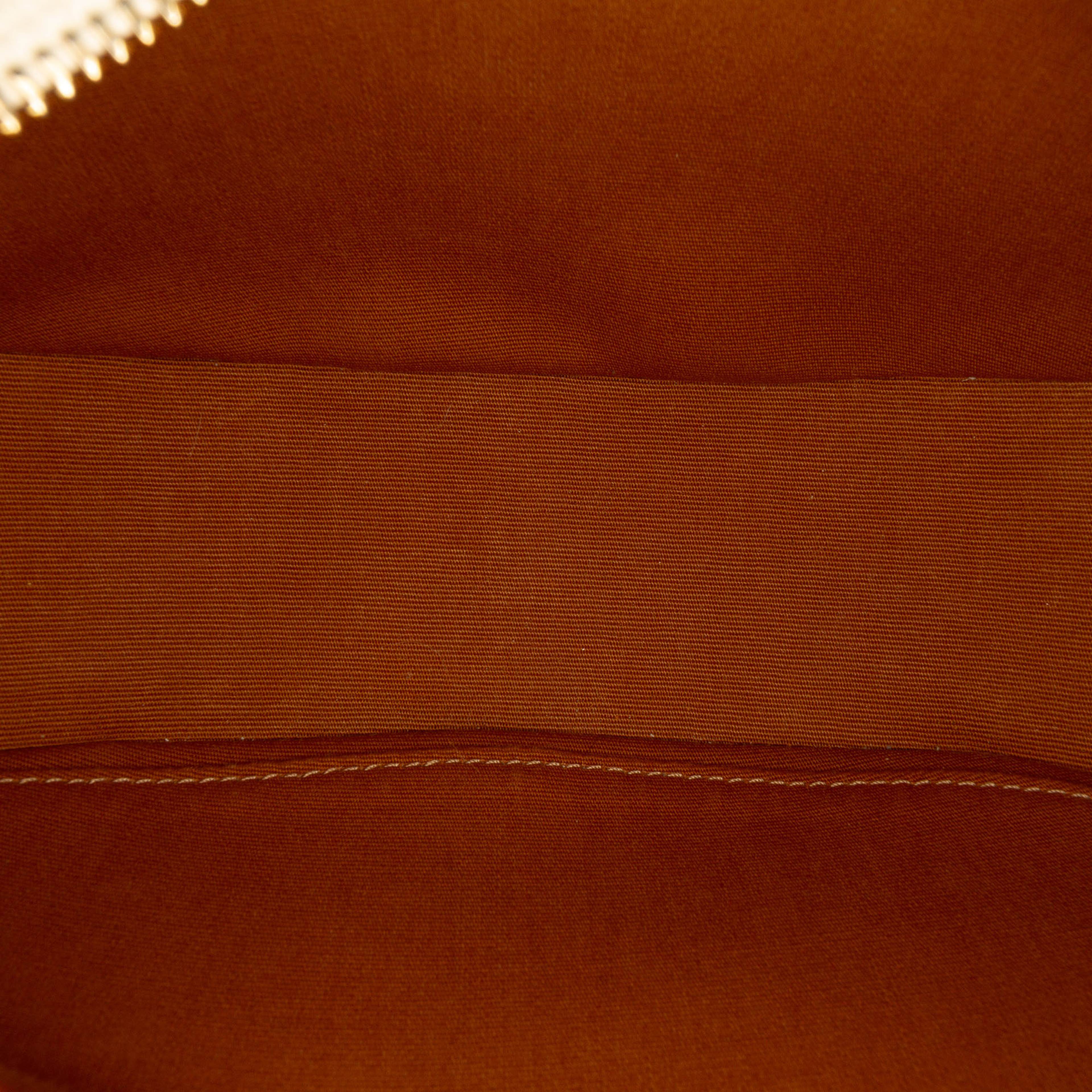 Celine Triomphe Coated Canvas Ava Shoulder Bag, från Luxclusif, i färgen light beige. Klicka för att öppna bilden i stort format