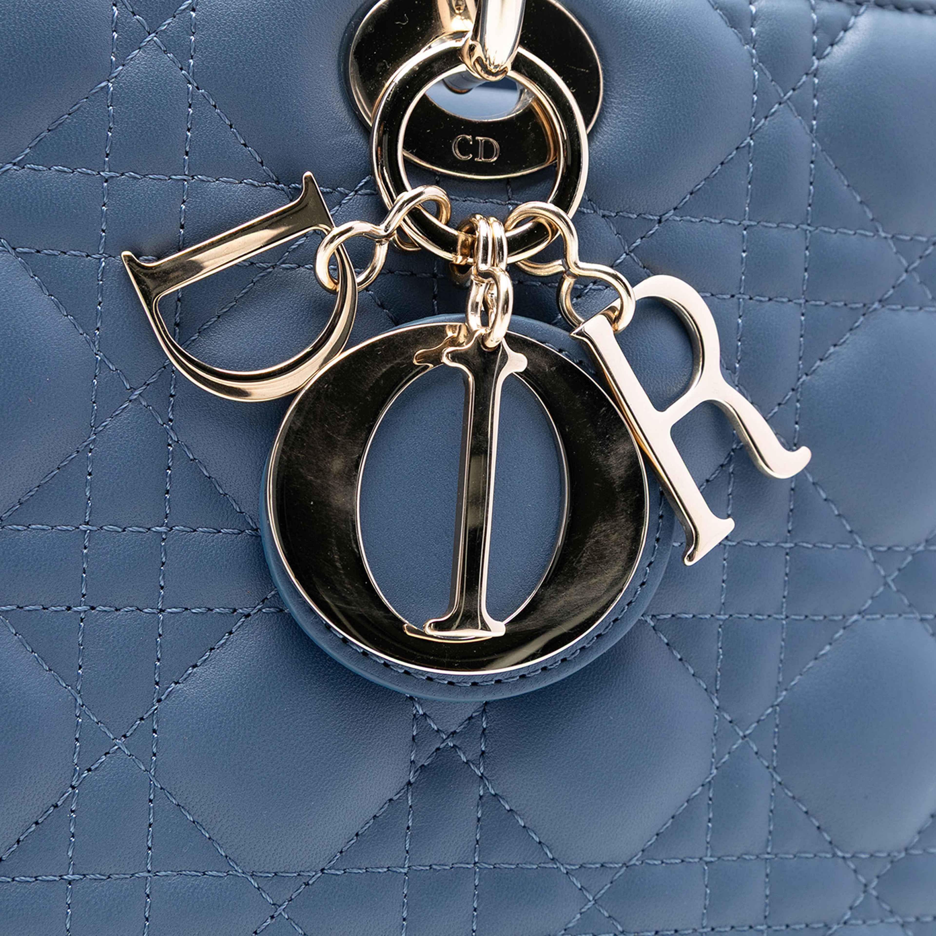 Dior Large Lambskin Cannage Lady Dior, från Luxclusif, i färgen light blue. Klicka för att öppna bilden i stort format