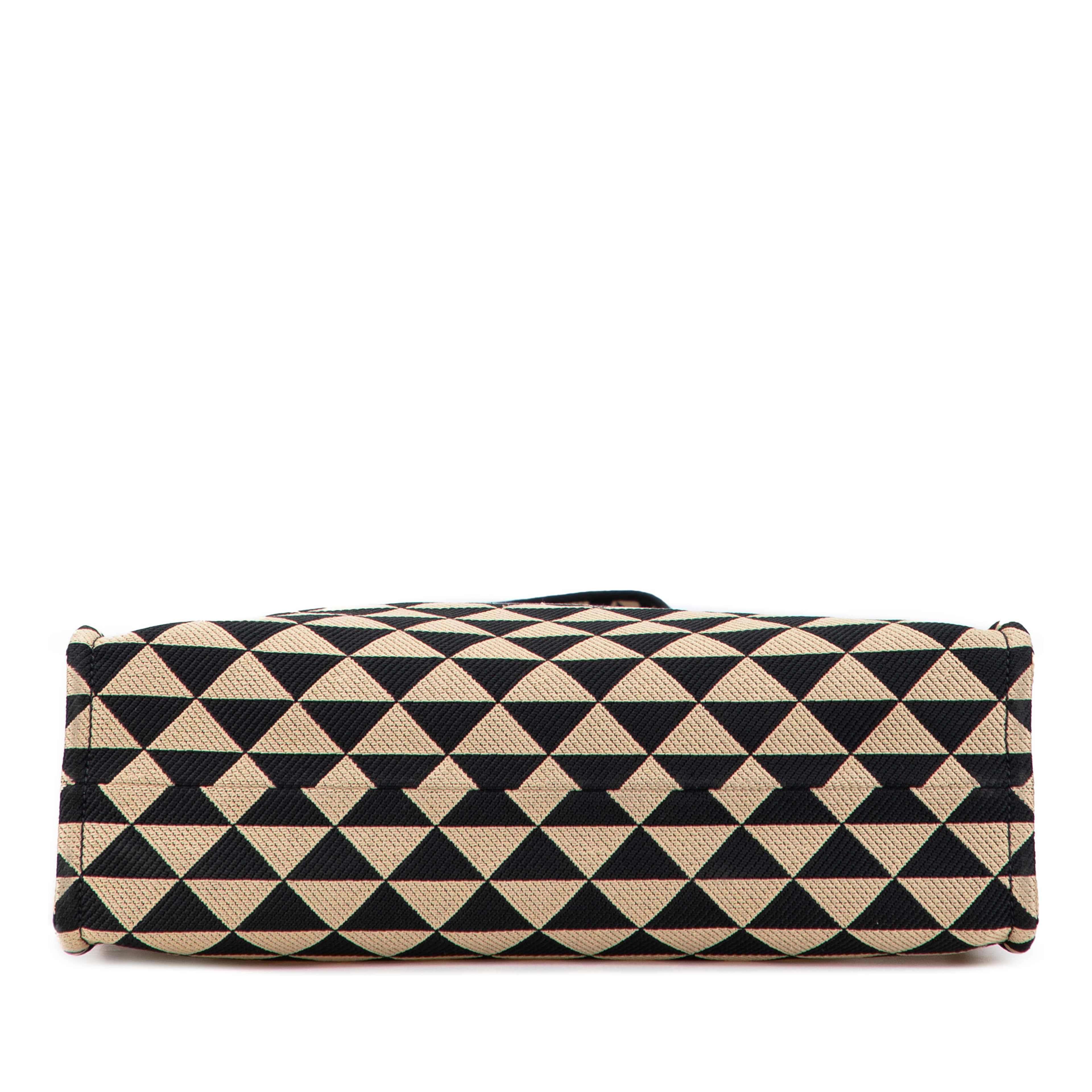 Prada Embroidered Canvas Triangolo Symbole Shopping Tote, från Luxclusif, i färgen beige. Klicka för att öppna bilden i stort format