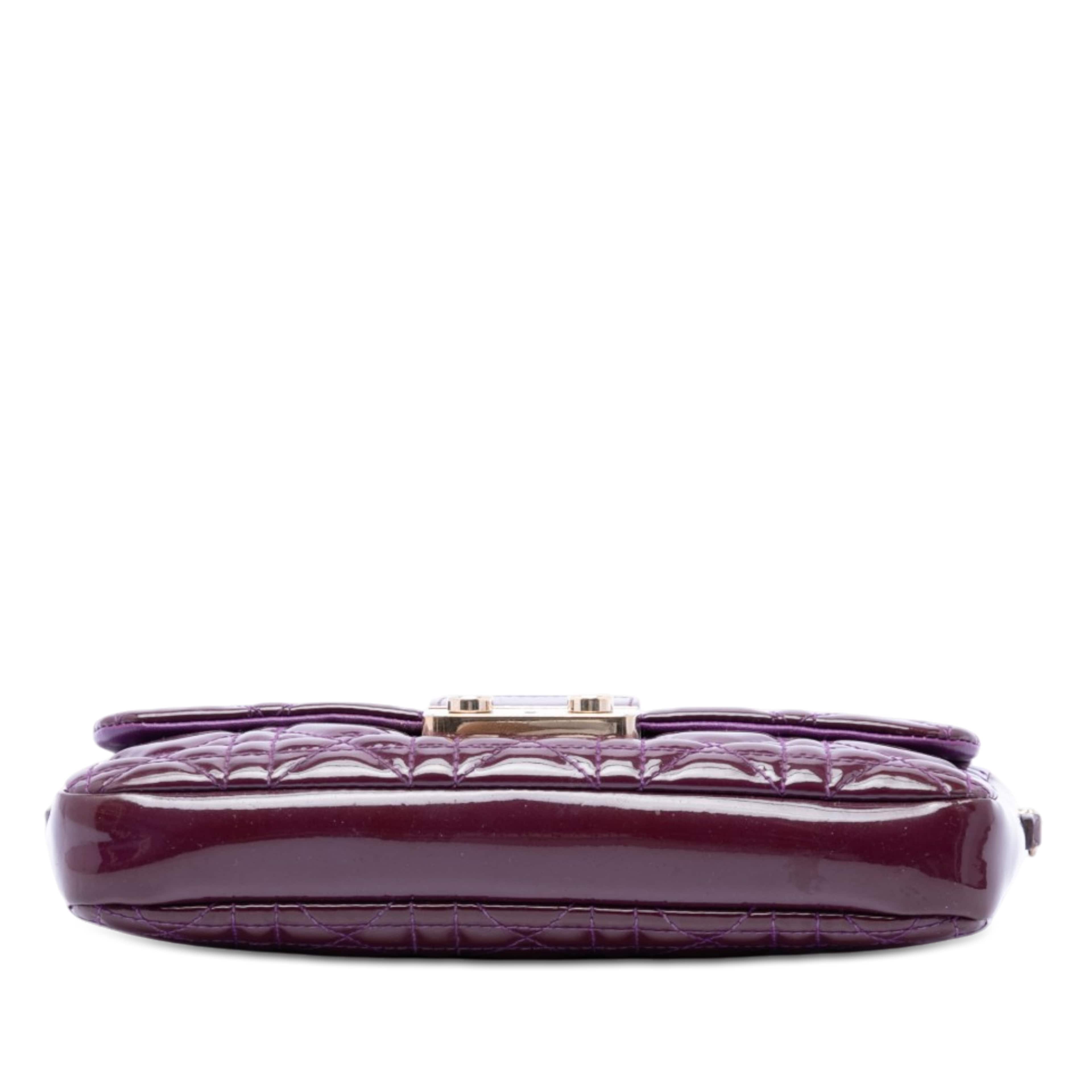 Dior Patent Cannage New Lock Pouch Crossbody, från Luxclusif, i färgen purpur. Klicka för att öppna bilden i stort format