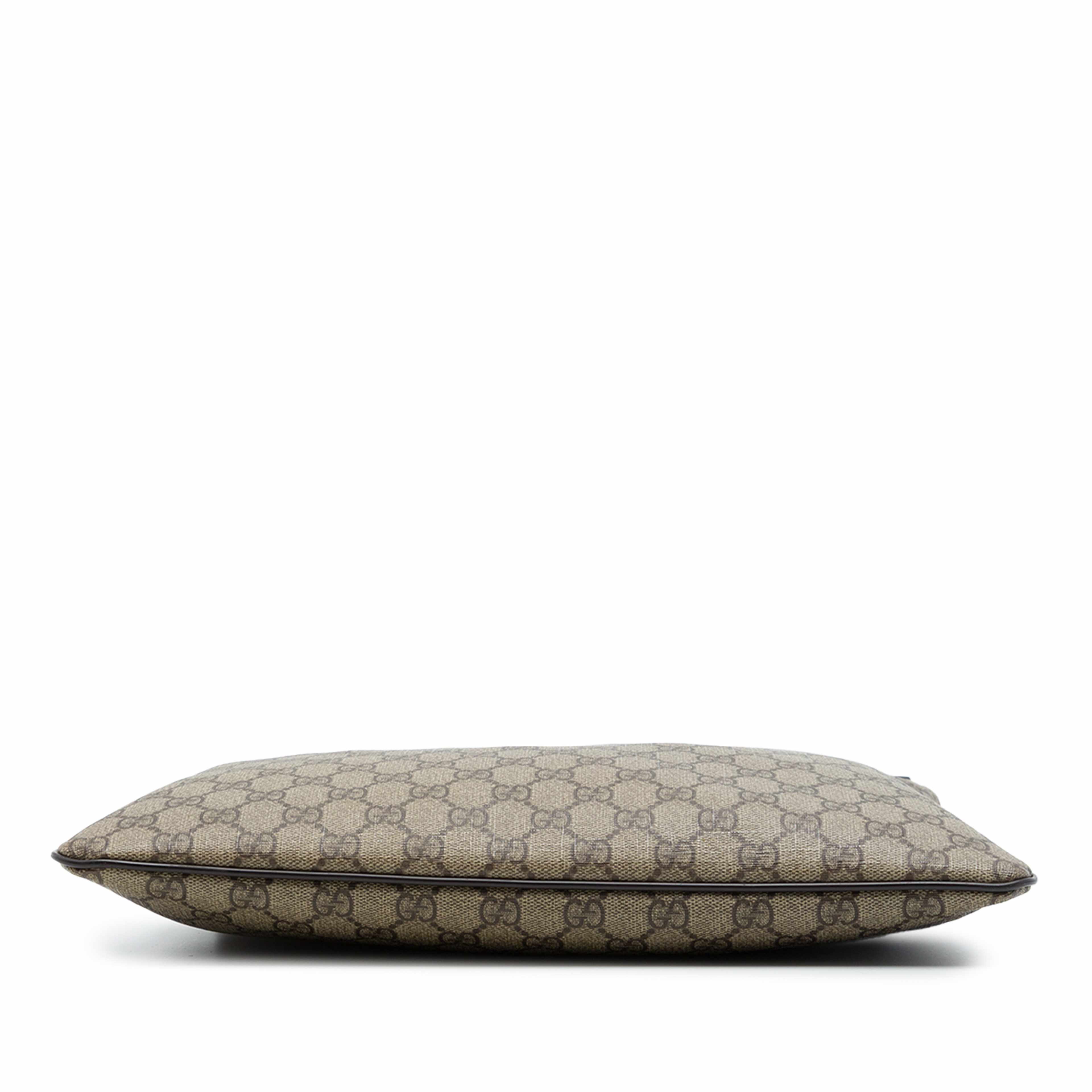 Gucci Gg Supreme Crossbody, från Luxclusif, i färgen beige. Klicka för att öppna bilden i stort format