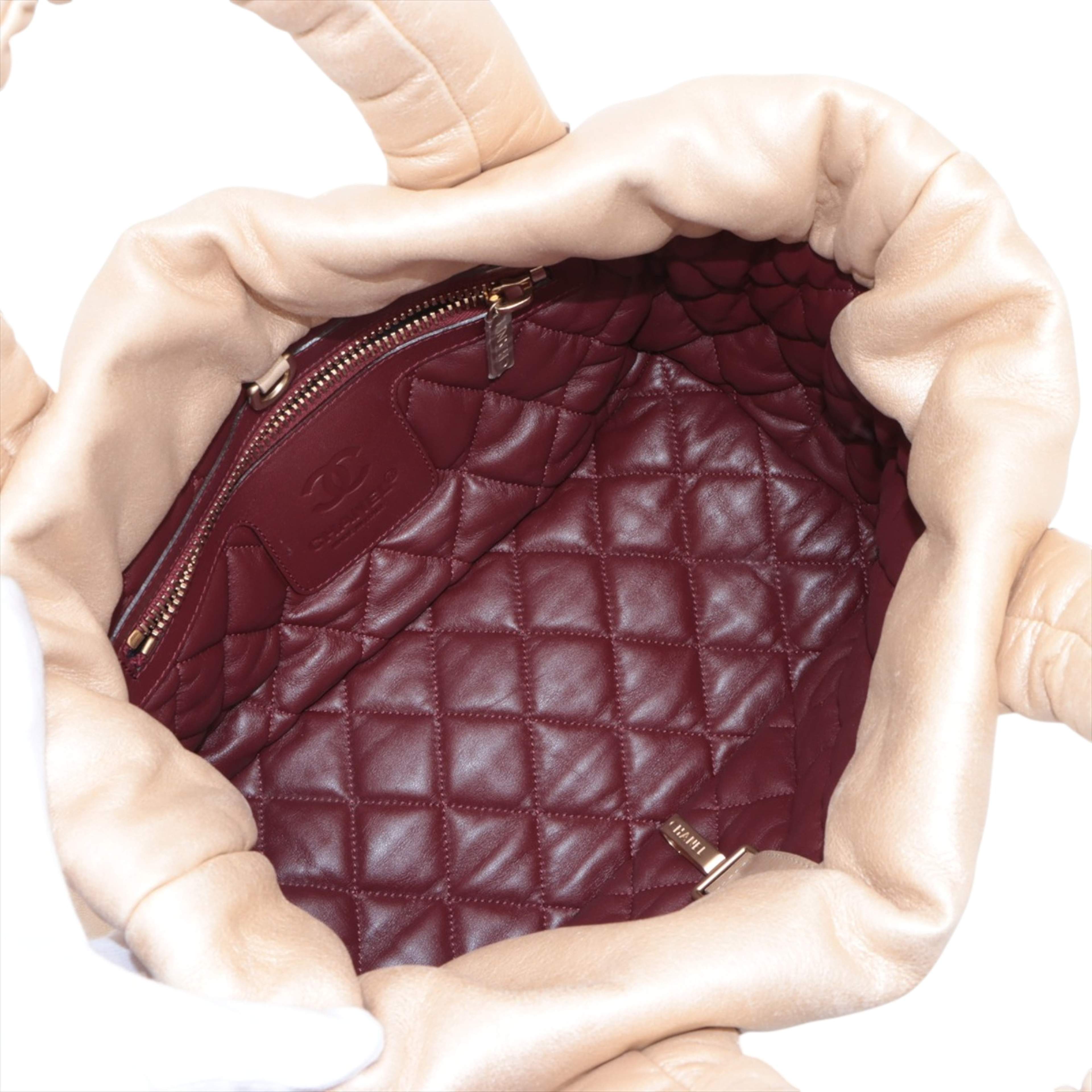 Chanel Small Lambskin Coco Cocoon Reversible Tote, från Luxclusif, i färgen beige. Klicka för att öppna bilden i stort format