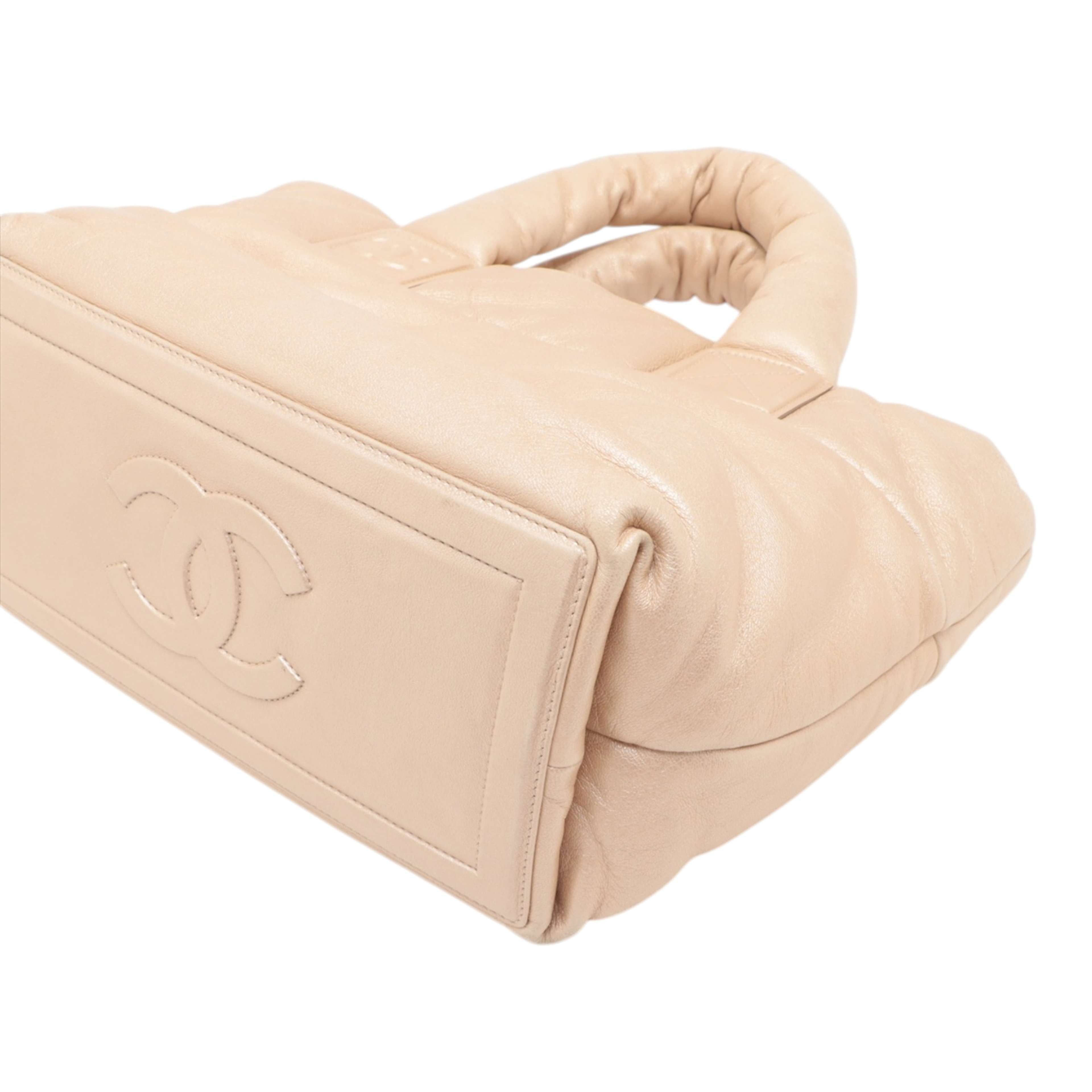 Chanel Small Lambskin Coco Cocoon Reversible Tote, från Luxclusif, i färgen beige. Klicka för att öppna bilden i stort format