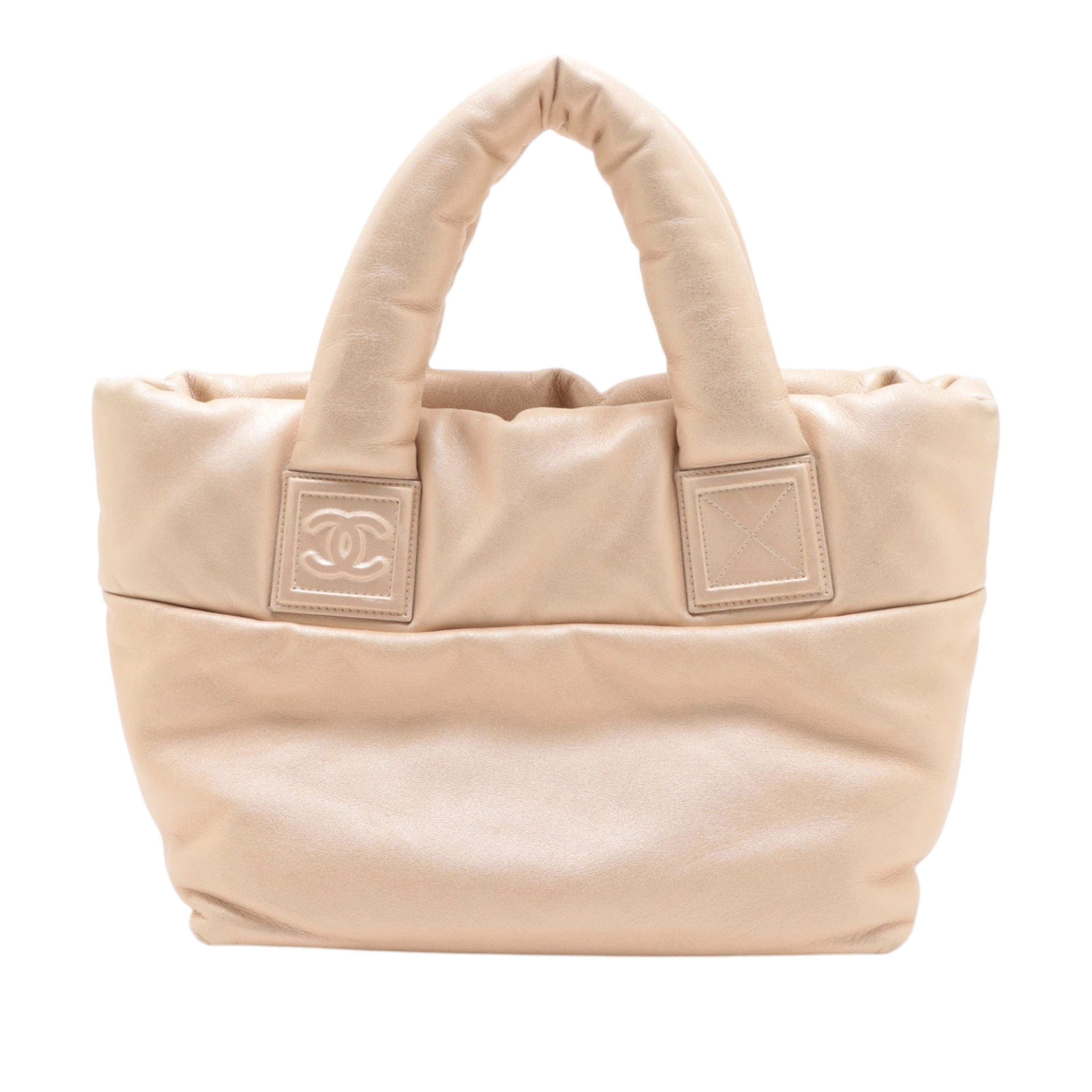 Chanel Small Lambskin Coco Cocoon Reversible Tote, från Luxclusif, i färgen beige. Klicka för att öppna bilden i stort format