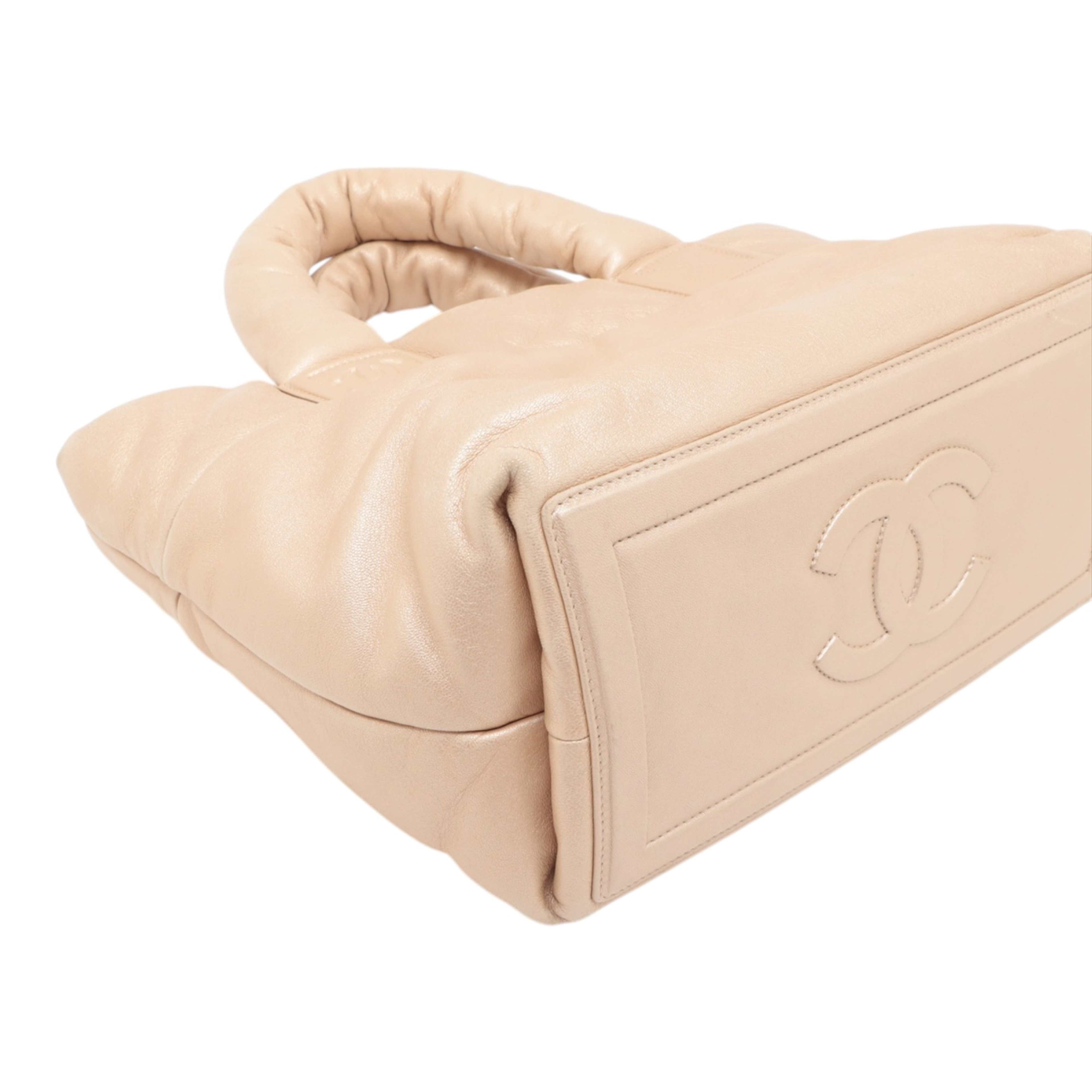Chanel Small Lambskin Coco Cocoon Reversible Tote, från Luxclusif, i färgen beige. Klicka för att öppna bilden i stort format