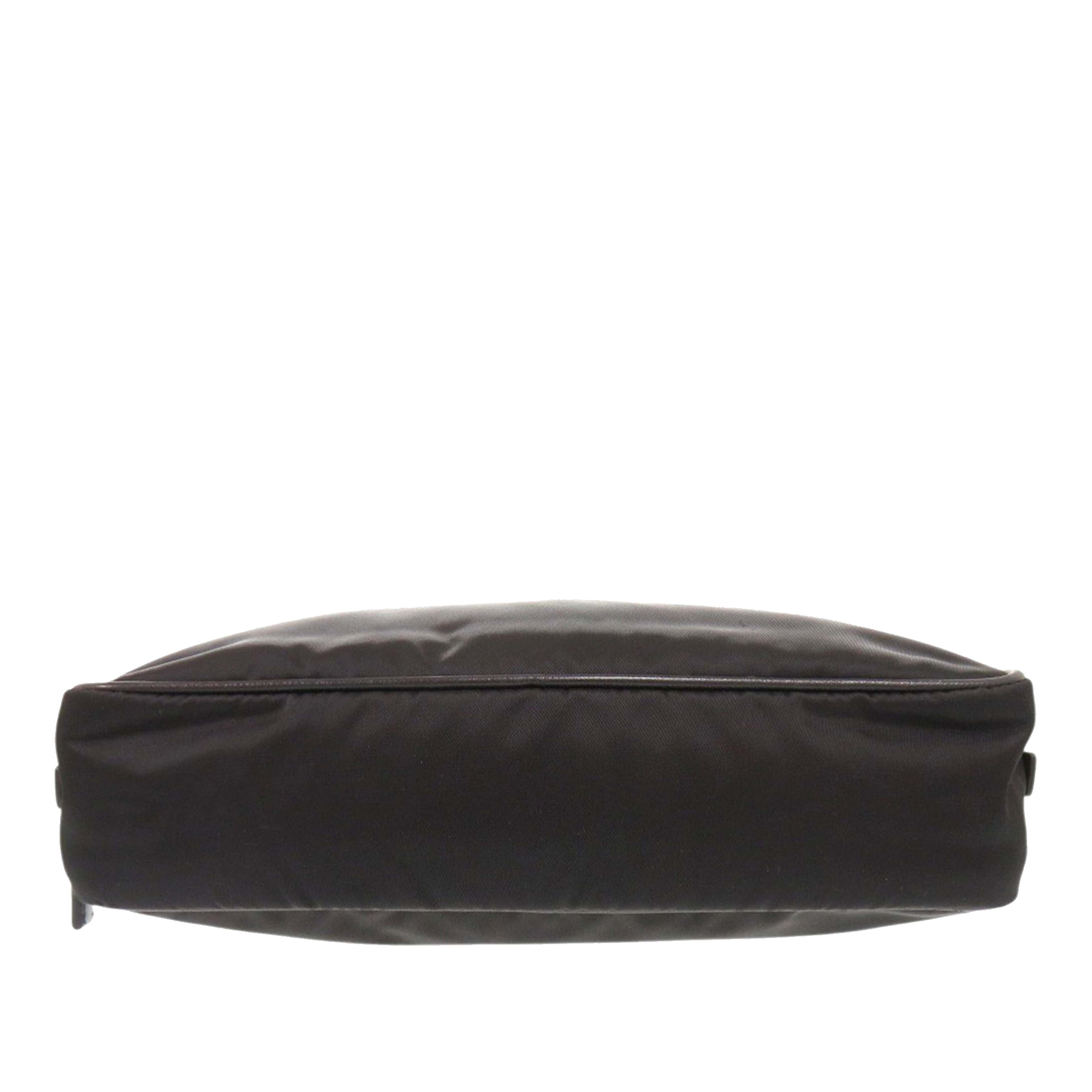 Prada Saffiano Trimmed Tessuto Clutch, från Luxclusif, i färgen black. Klicka för att öppna bilden i stort format