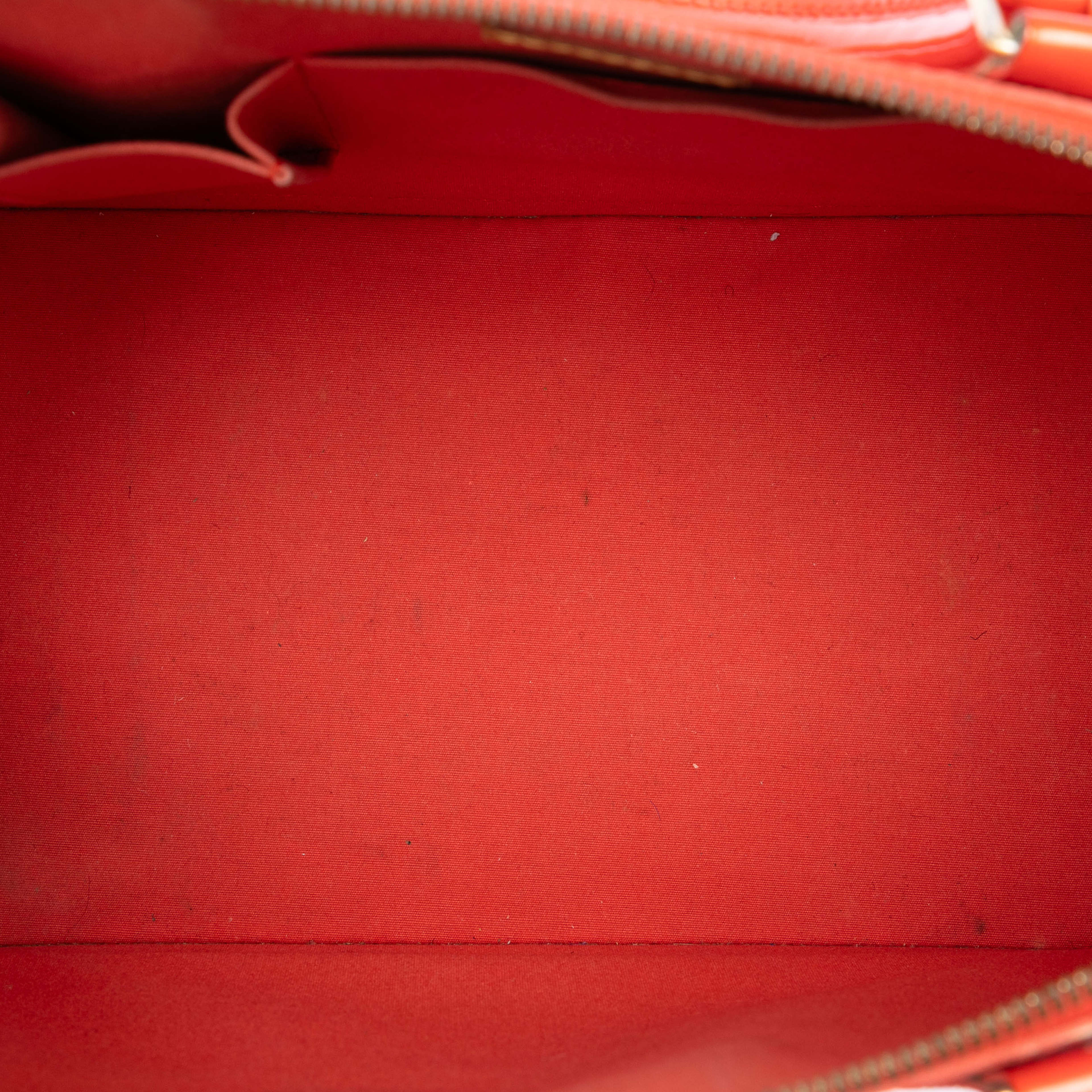 Louis Vuitton Monogram Vernis Alma Gm, från Luxclusif, i färgen red orange. Klicka för att öppna bilden i stort format