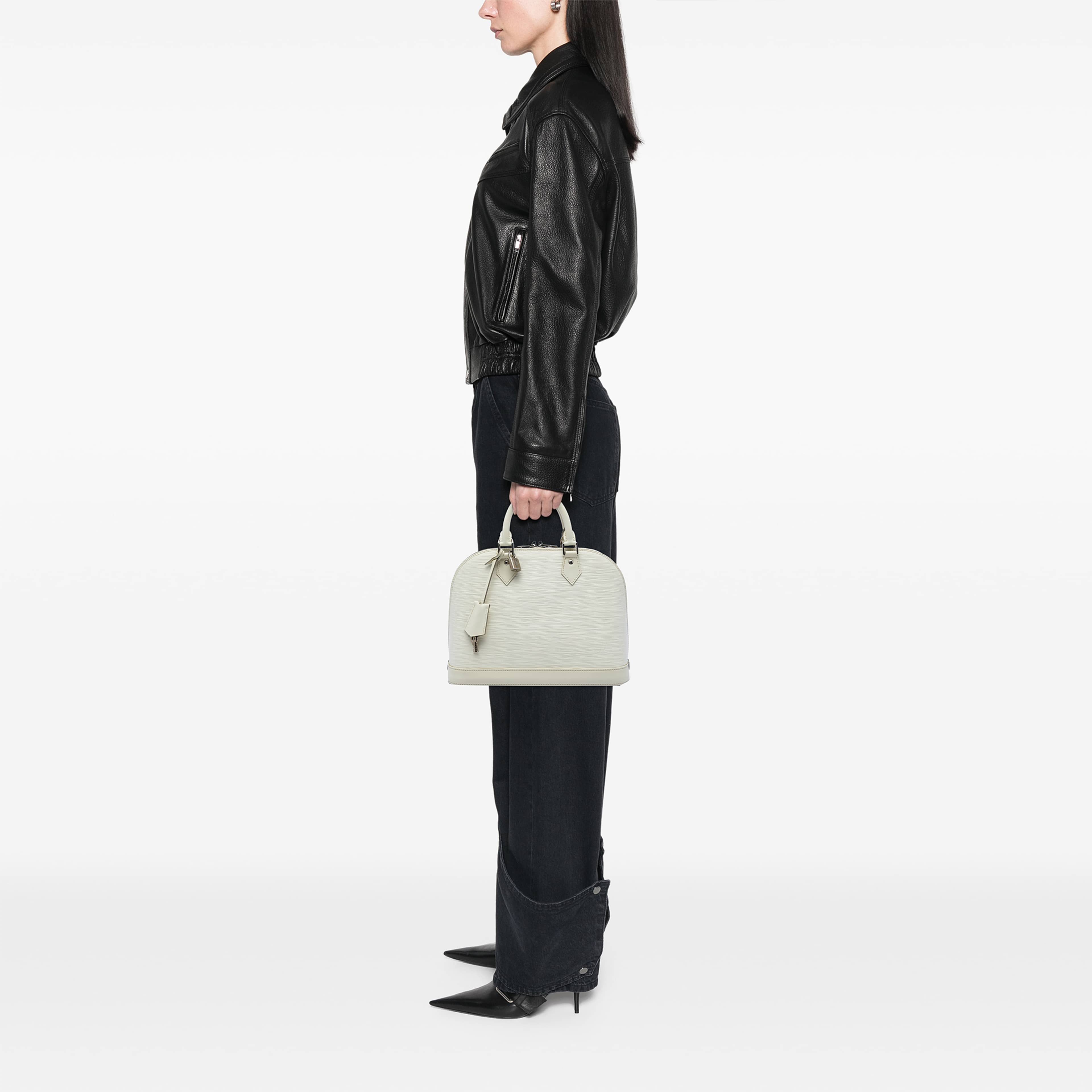 Louis Vuitton Epi Alma Pm, från Luxclusif, i färgen vit. Klicka för att öppna bilden i stort format
