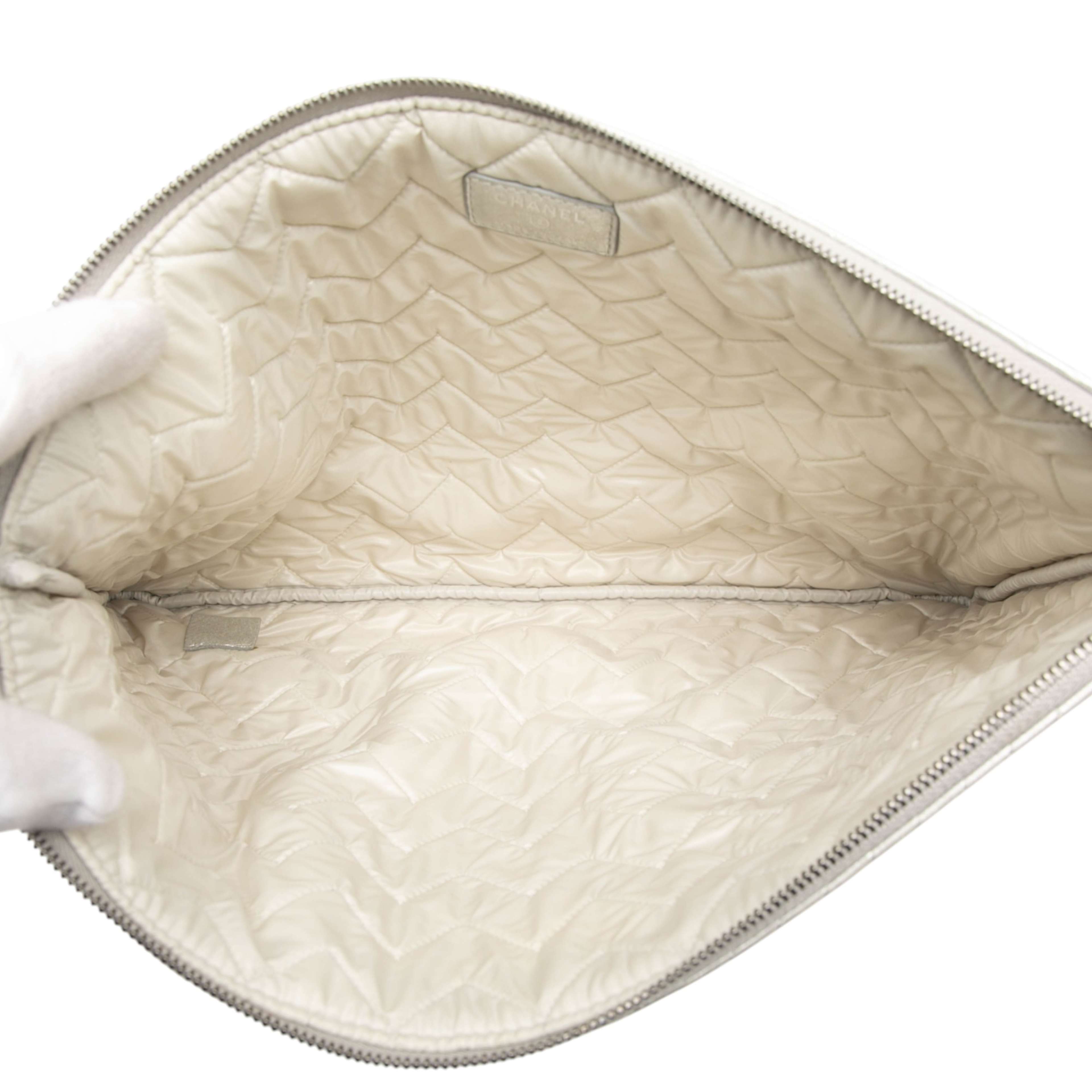 Chanel Large Chevron Metallic Calfskin O Case Clutch, från Luxclusif, i färgen silver. Klicka för att öppna bilden i stort format