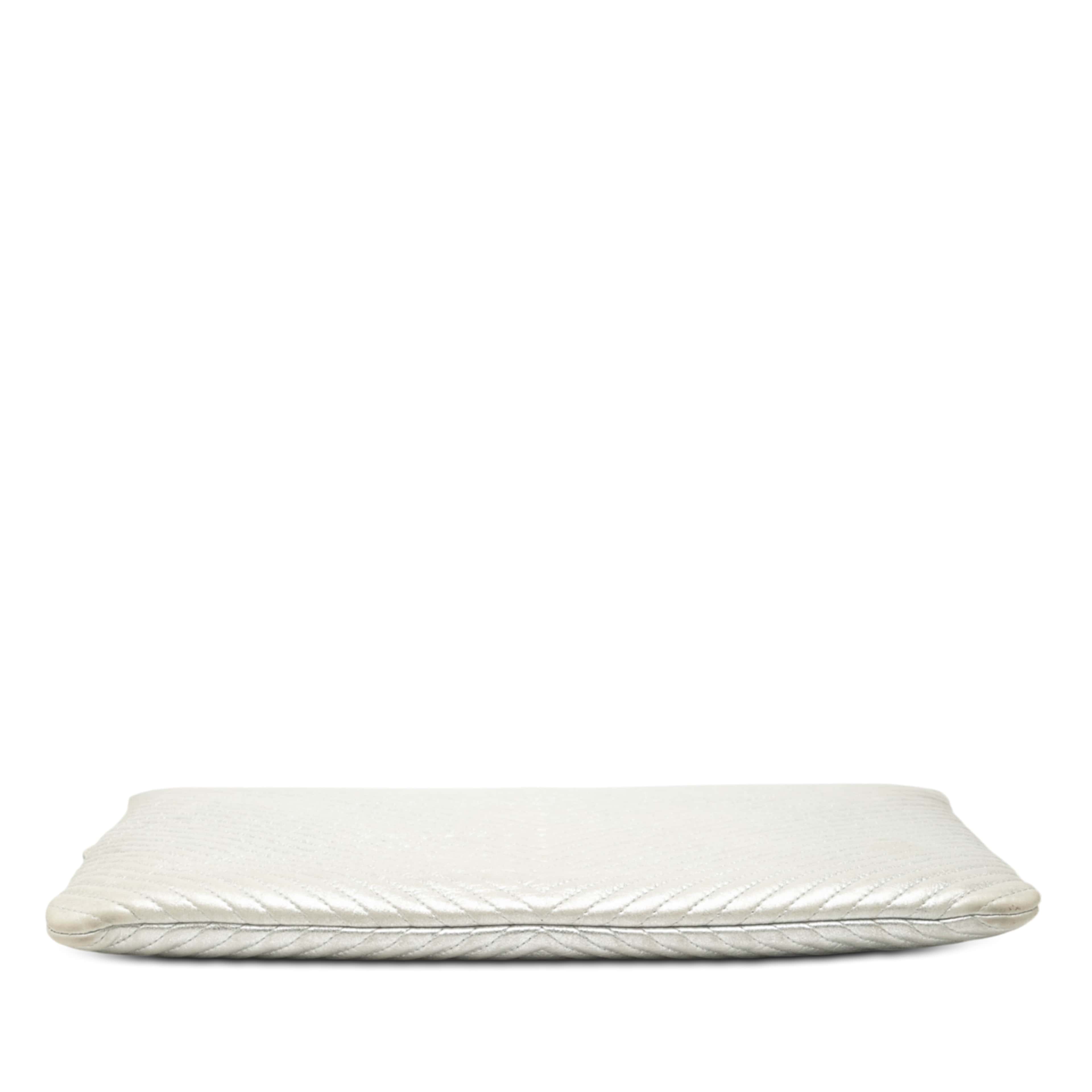 Chanel Large Chevron Metallic Calfskin O Case Clutch, från Luxclusif, i färgen silver. Klicka för att öppna bilden i stort format