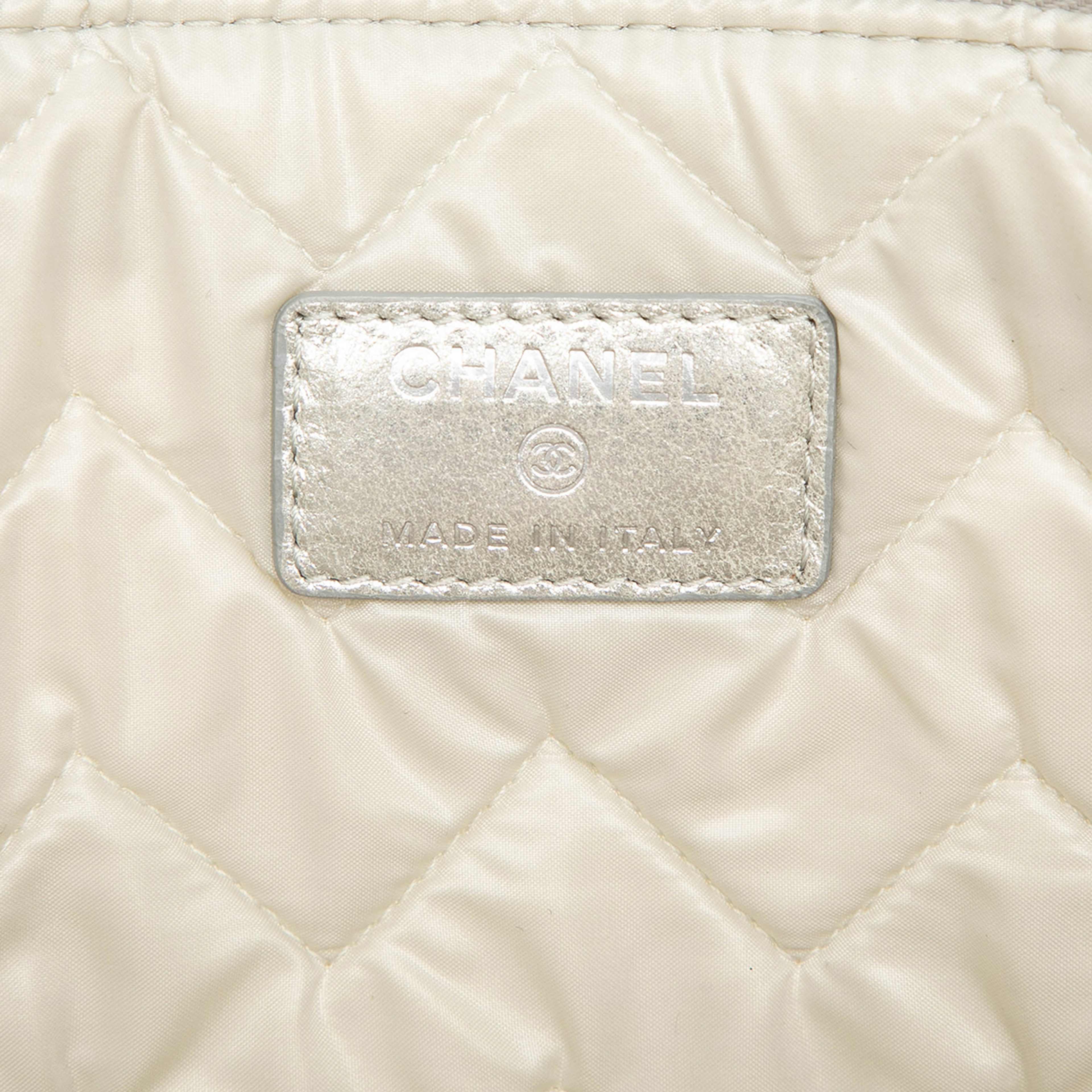 Chanel Large Chevron Metallic Calfskin O Case Clutch, från Luxclusif, i färgen silver. Klicka för att öppna bilden i stort format