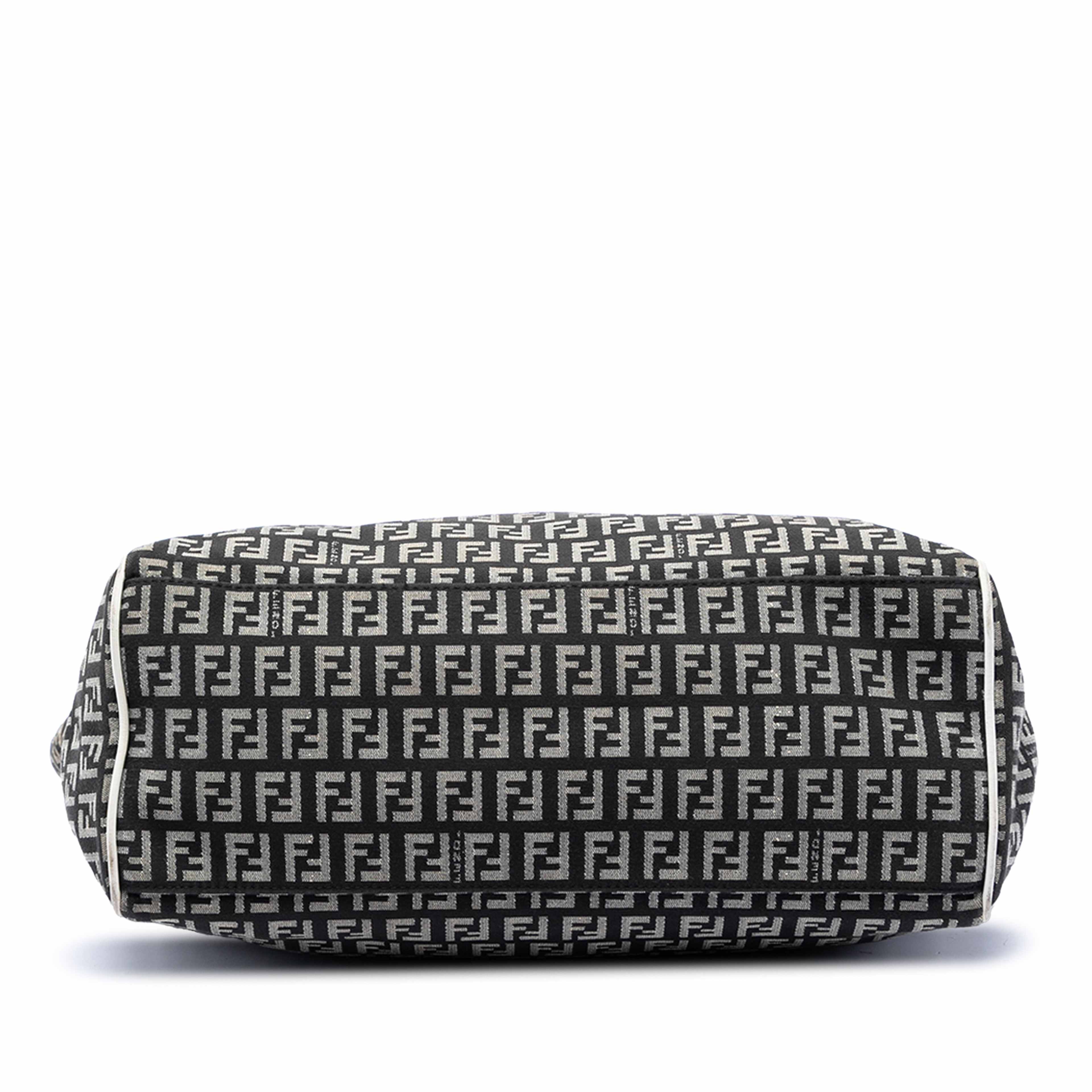 Fendi Zucchino Canvas Tote, från Luxclusif, i färgen black. Klicka för att öppna bilden i stort format