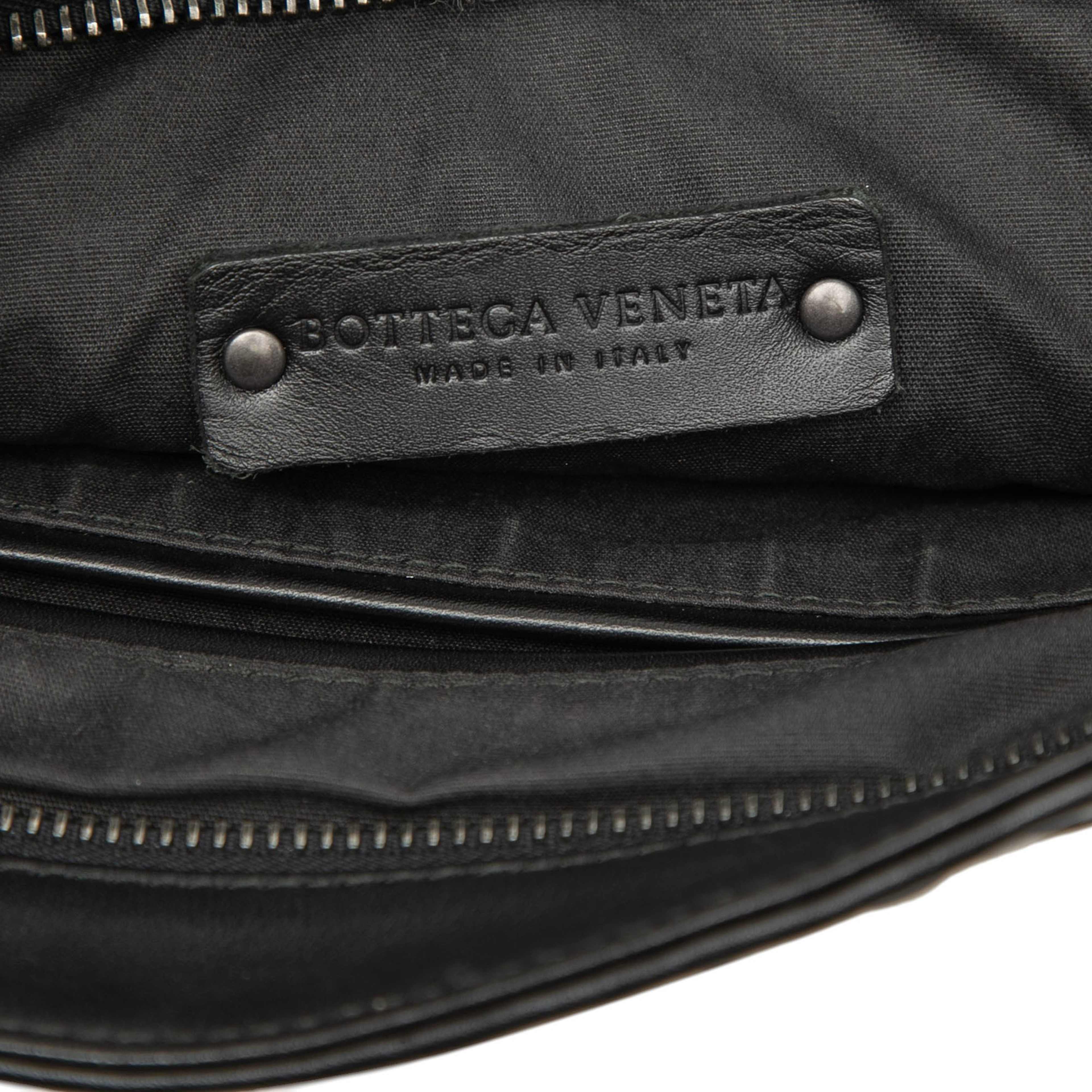 Bottega Veneta Nappa Intrecciato Vn Crossbody, från Luxclusif, i färgen svart. Klicka för att öppna bilden i stort format