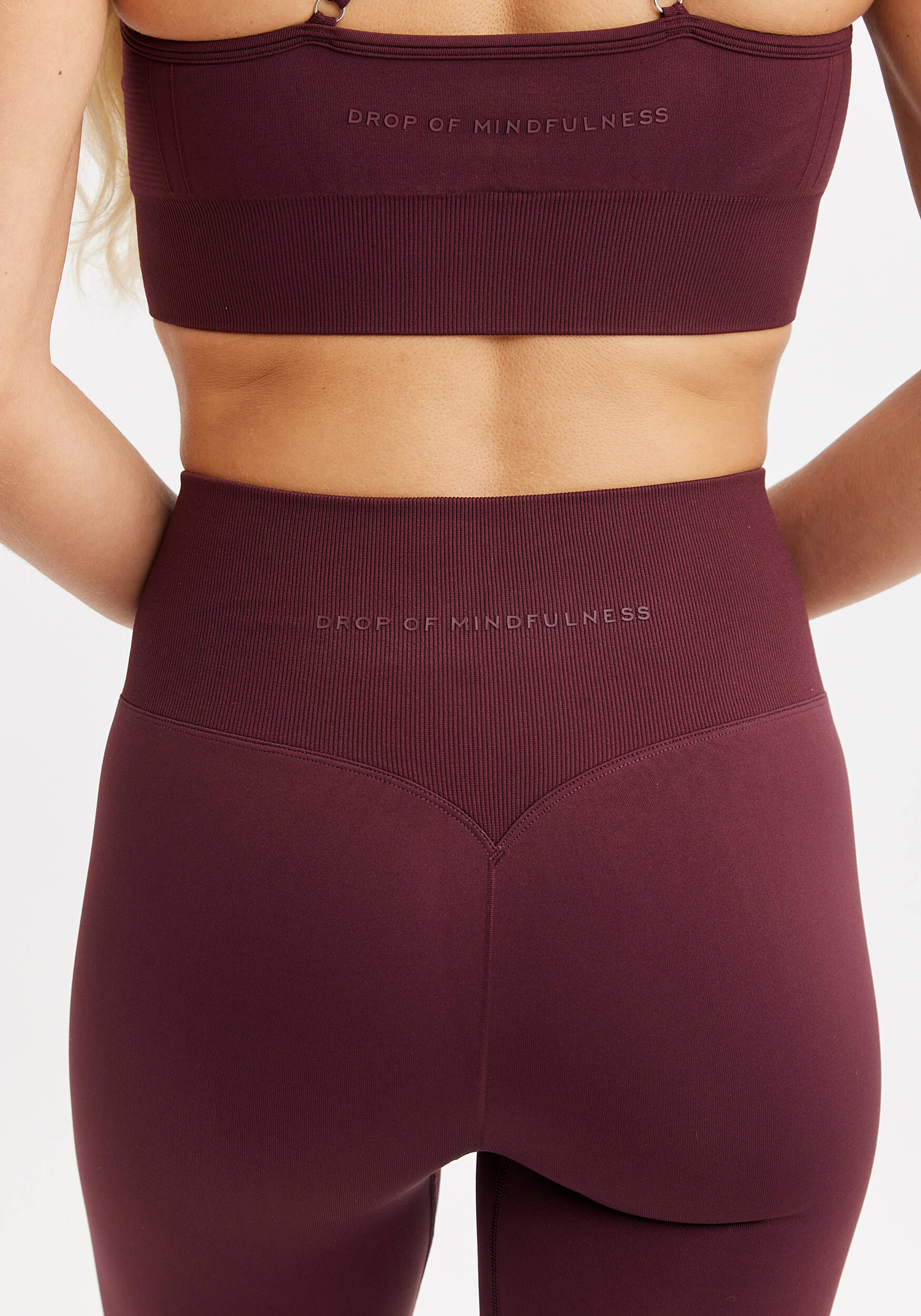 Signature Seamless Tights, från Drop of Mindfulness, i färgen cherry lacquer. Klicka för att öppna bilden i stort format