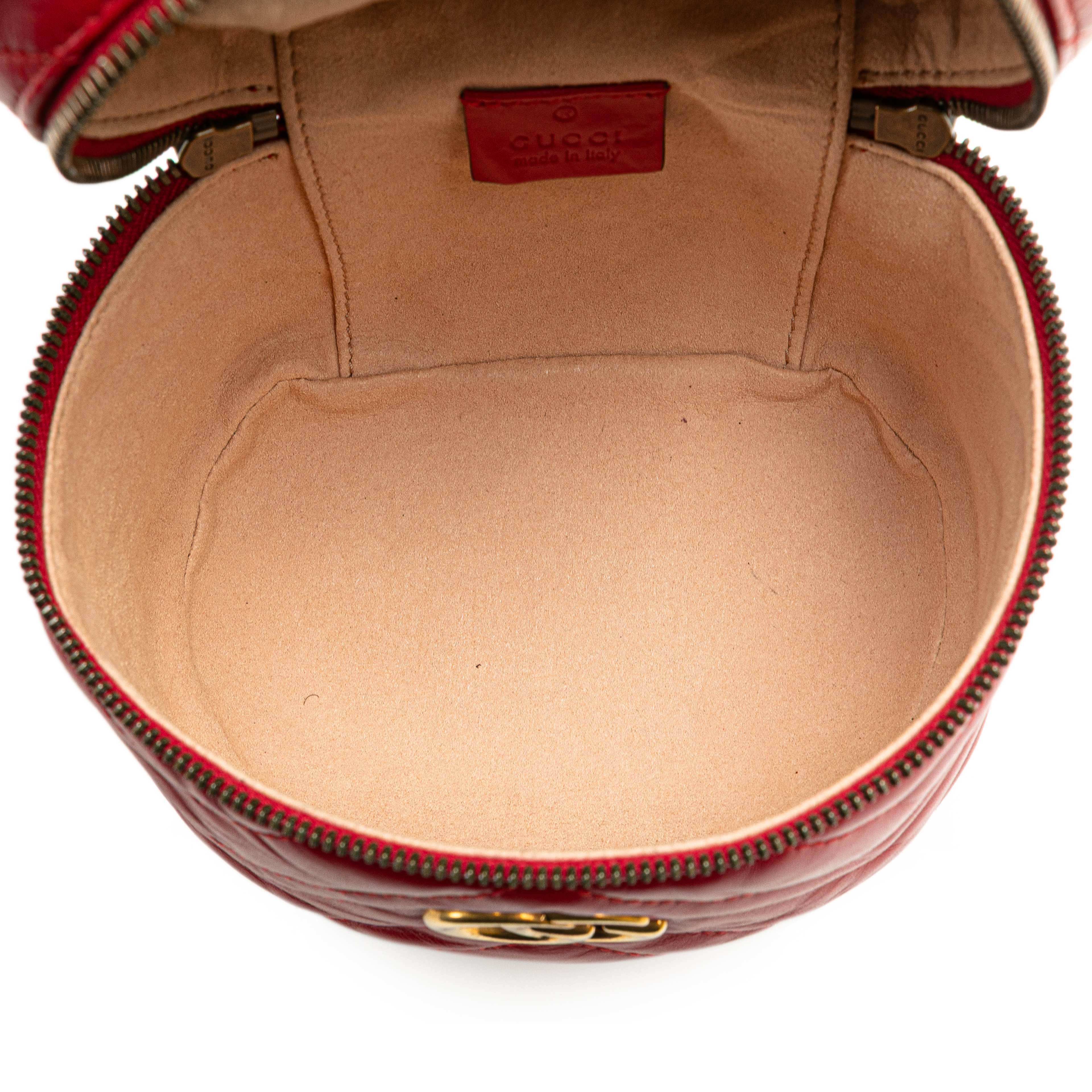 Gucci Gg Marmont Round Matelasse Leather Backpack, från Luxclusif, i färgen red. Klicka för att öppna bilden i stort format