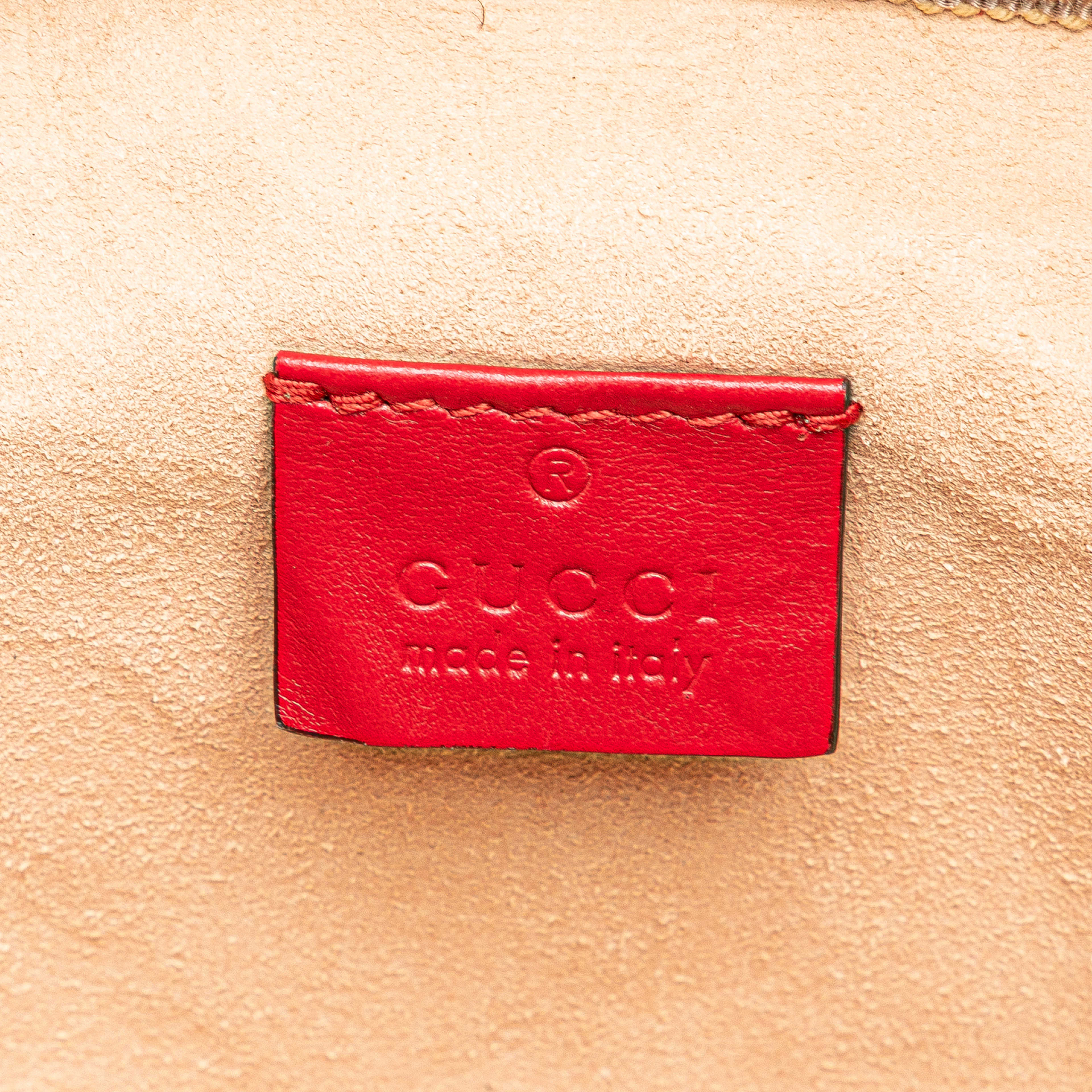 Gucci Gg Marmont Round Matelasse Leather Backpack, från Luxclusif, i färgen red. Klicka för att öppna bilden i stort format
