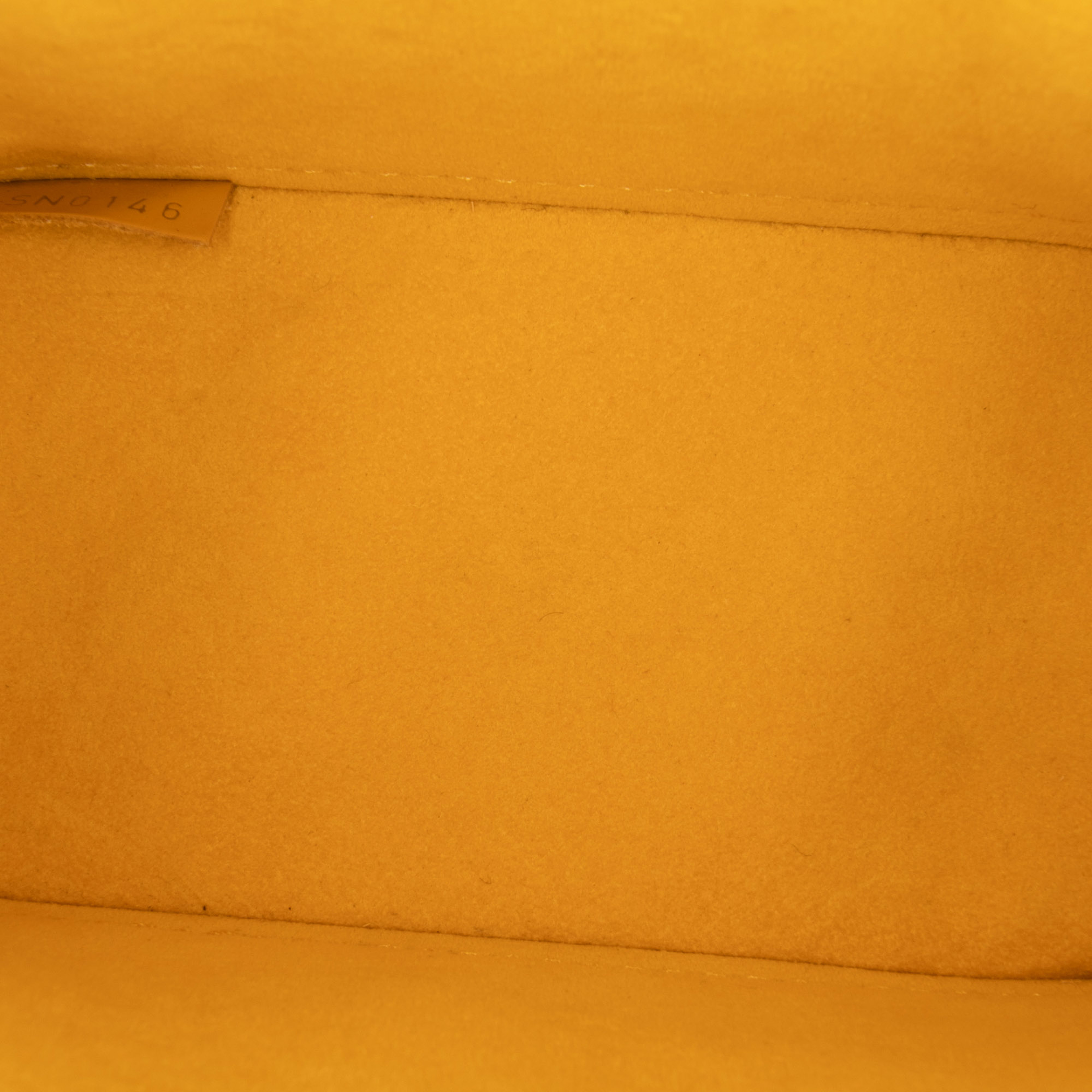 Louis Vuitton Epi Nano Alma, från Luxclusif, i färgen yellow. Klicka för att öppna bilden i stort format