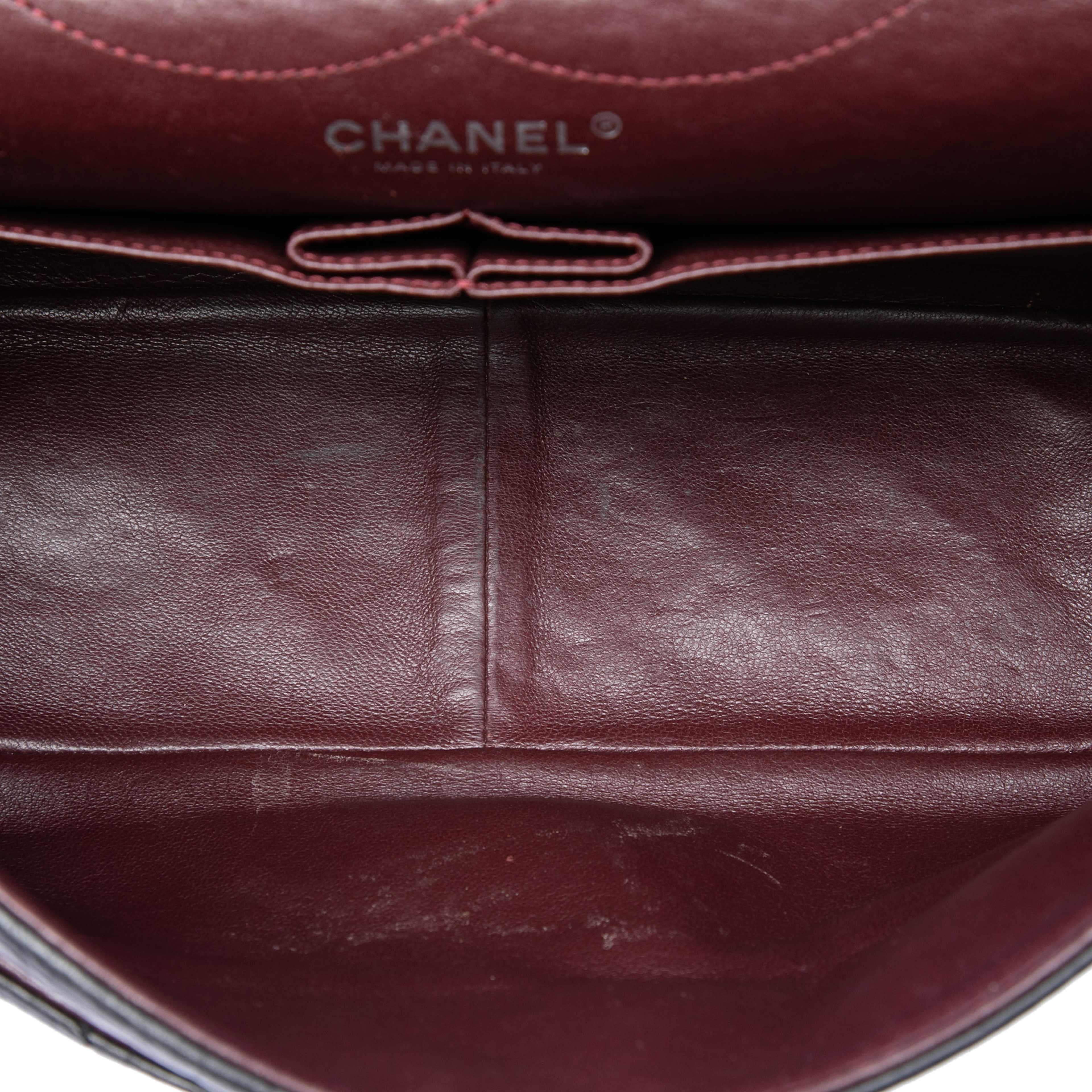 Chanel Quilted Aged Calfskin Reissue 2.55 Double Flap 227, från Luxclusif, i färgen black. Klicka för att öppna bilden i stort format