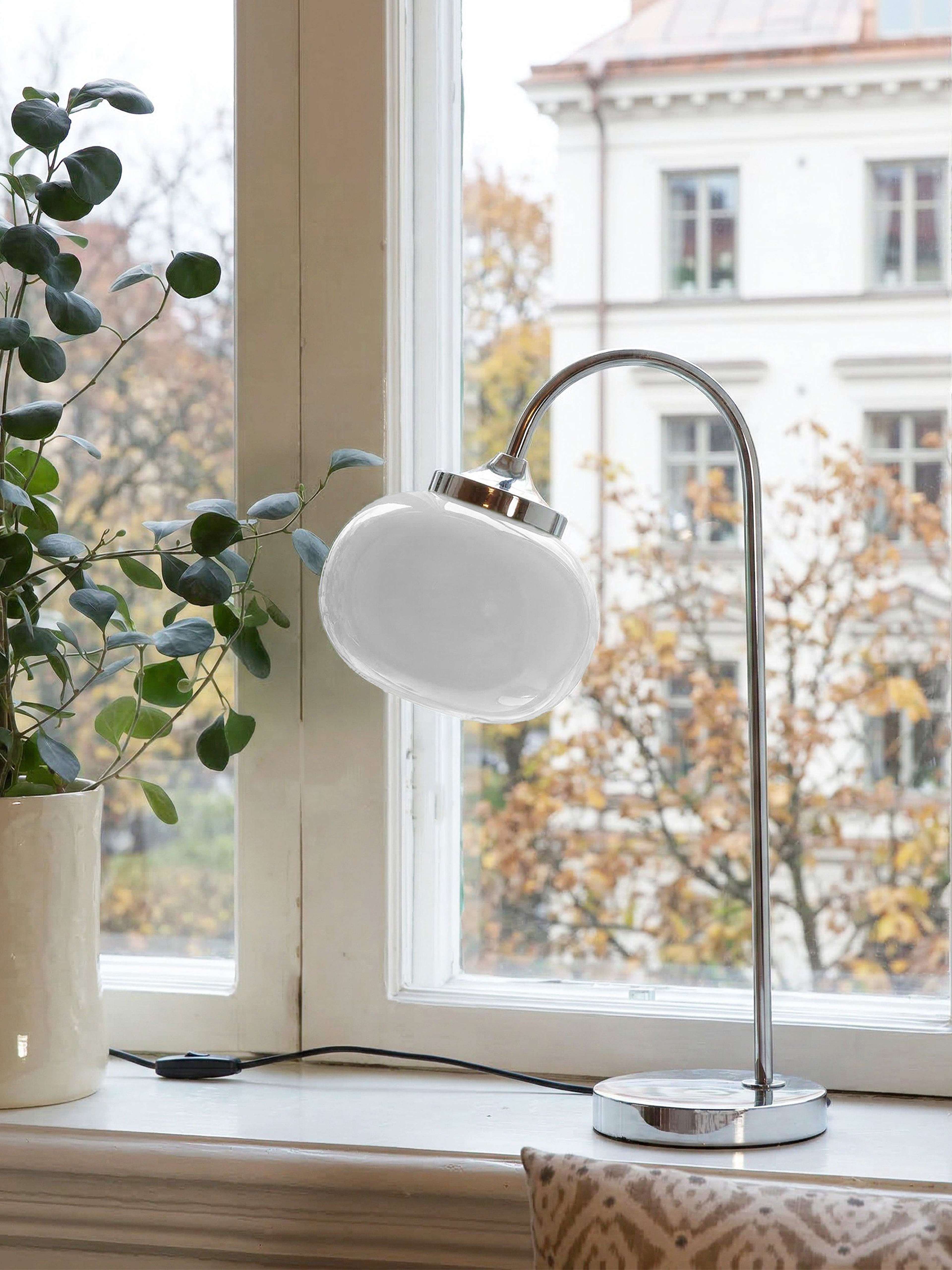 Elsy Bordslampa, från PR Home, i färgen vit/krom. Klicka för att öppna bilden i stort format