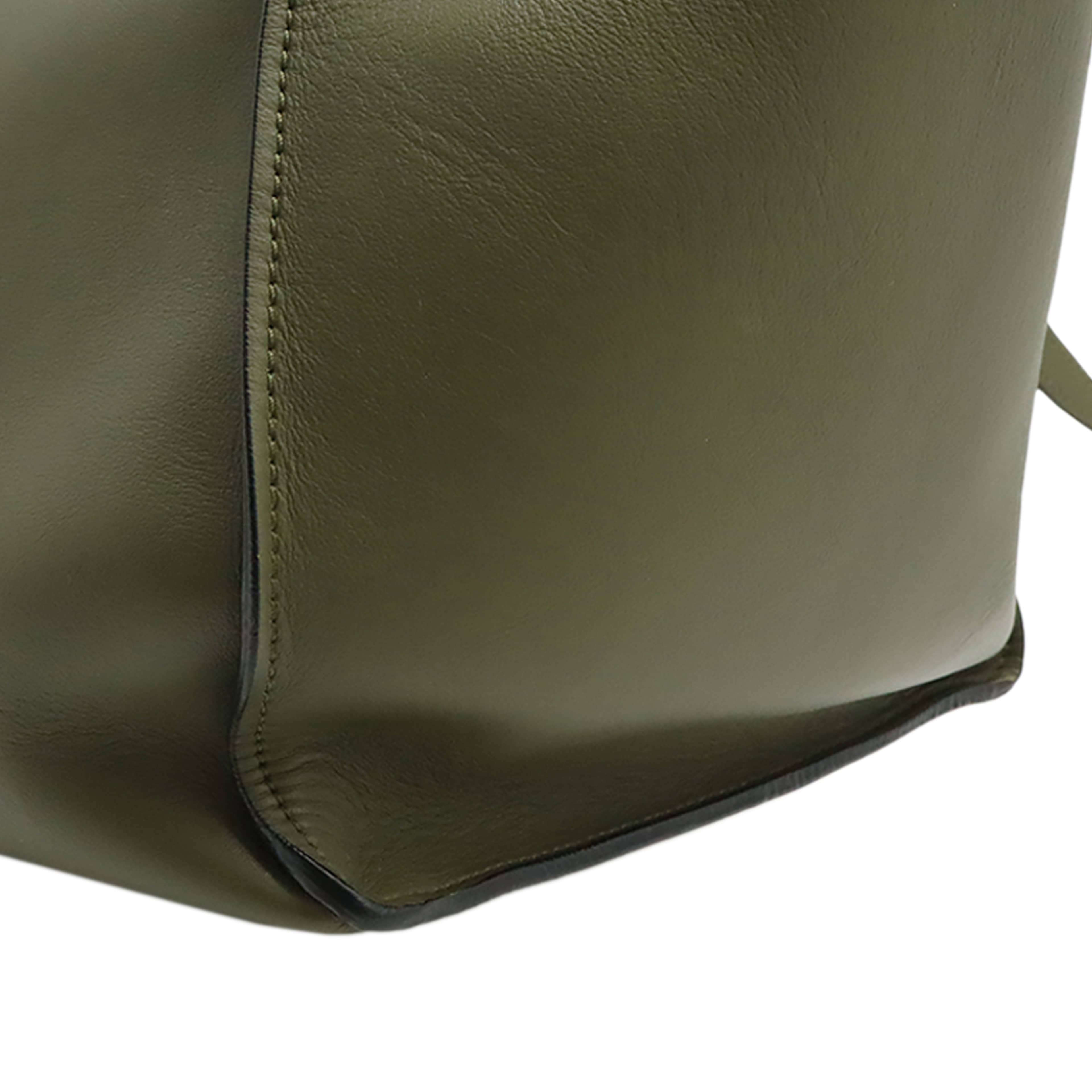 Celine Small Smooth Calfskin Big Bag, från Luxclusif, i färgen grön. Klicka för att öppna bilden i stort format
