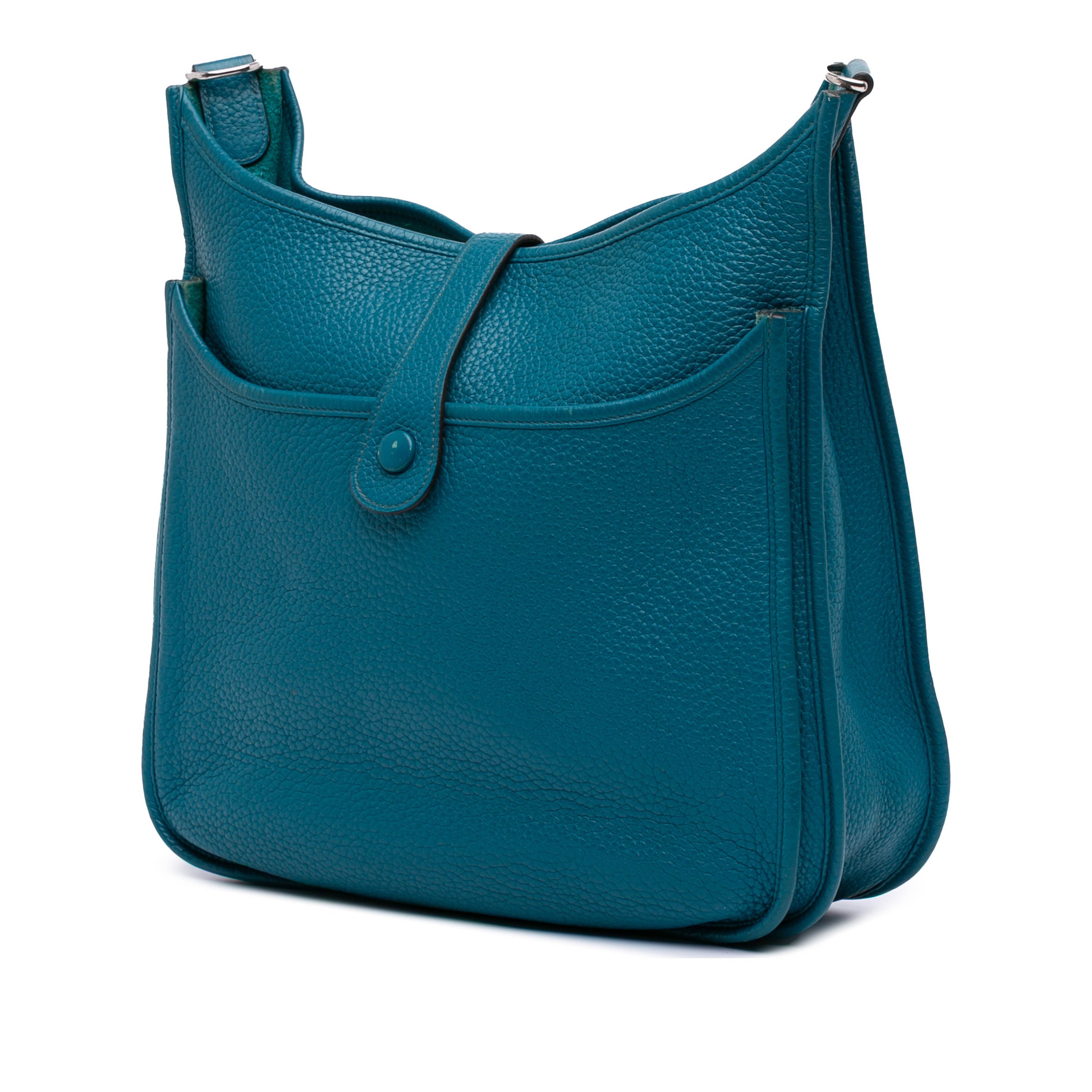 Hermès Clemence Evelyne Iii 33, från Luxclusif, i färgen blue. Klicka för att öppna bilden i stort format