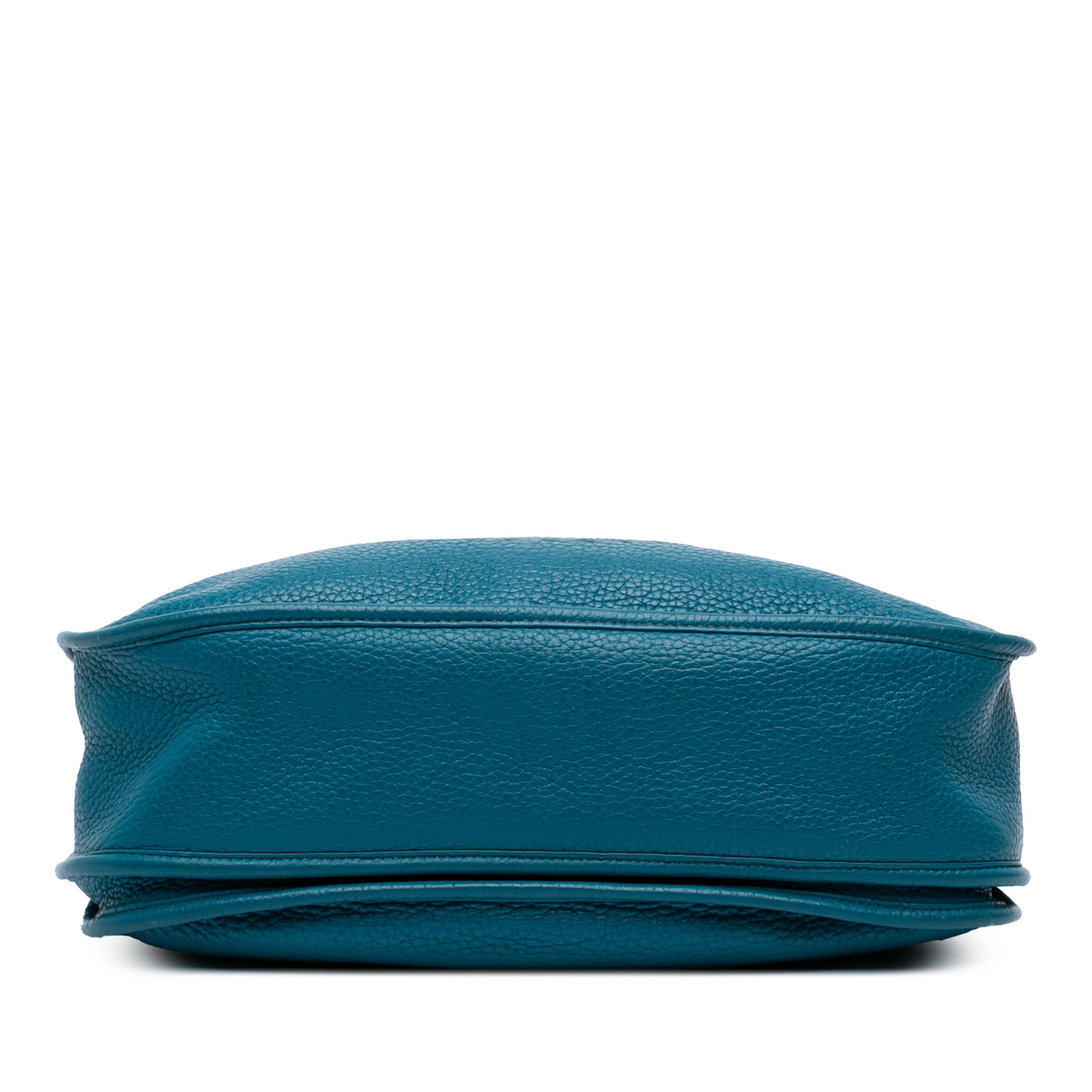 Hermès Clemence Evelyne Iii 33, från Luxclusif, i färgen blue. Klicka för att öppna bilden i stort format