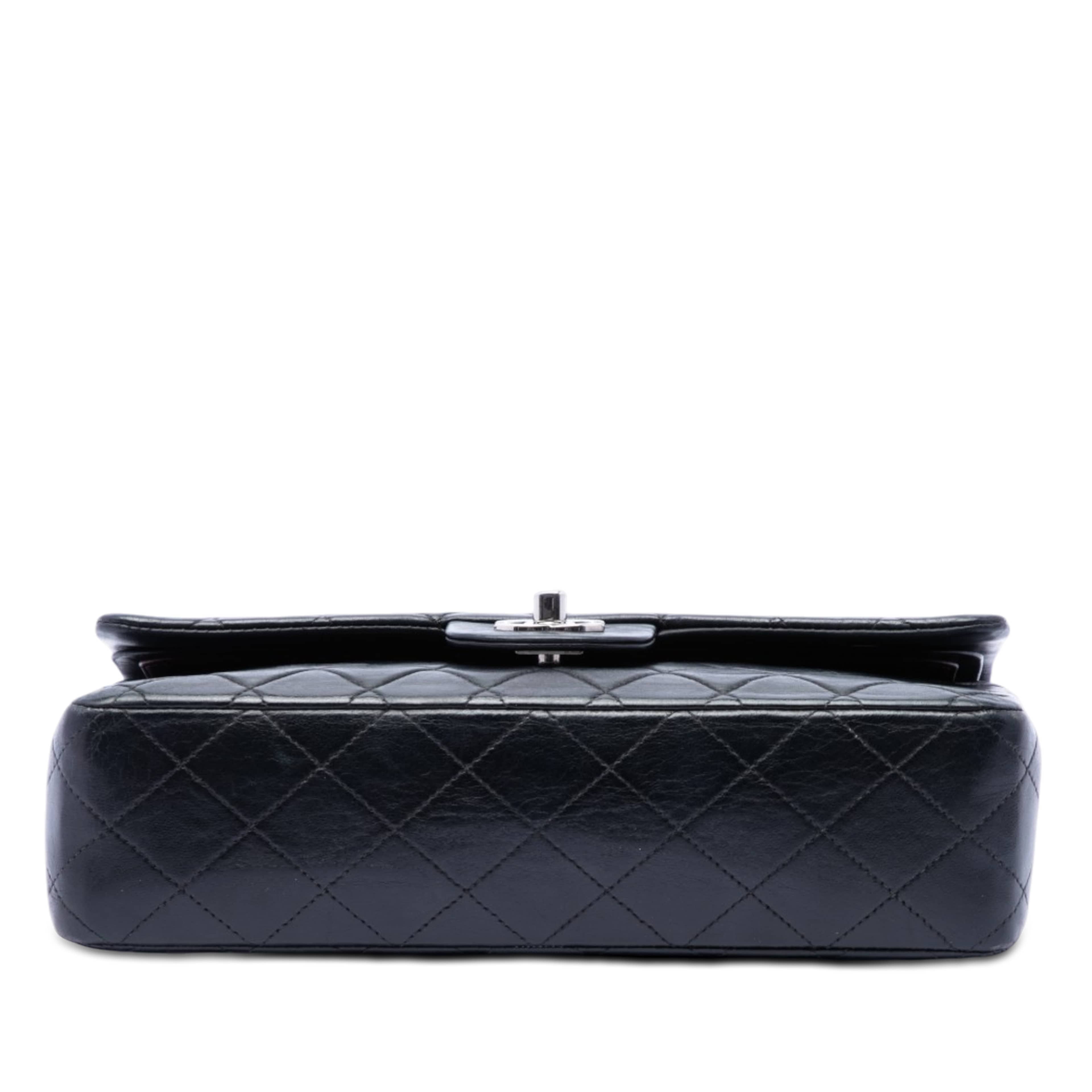 Chanel Medium Classic Lambskin Double Flap, från Luxclusif, i färgen svart. Klicka för att öppna bilden i stort format