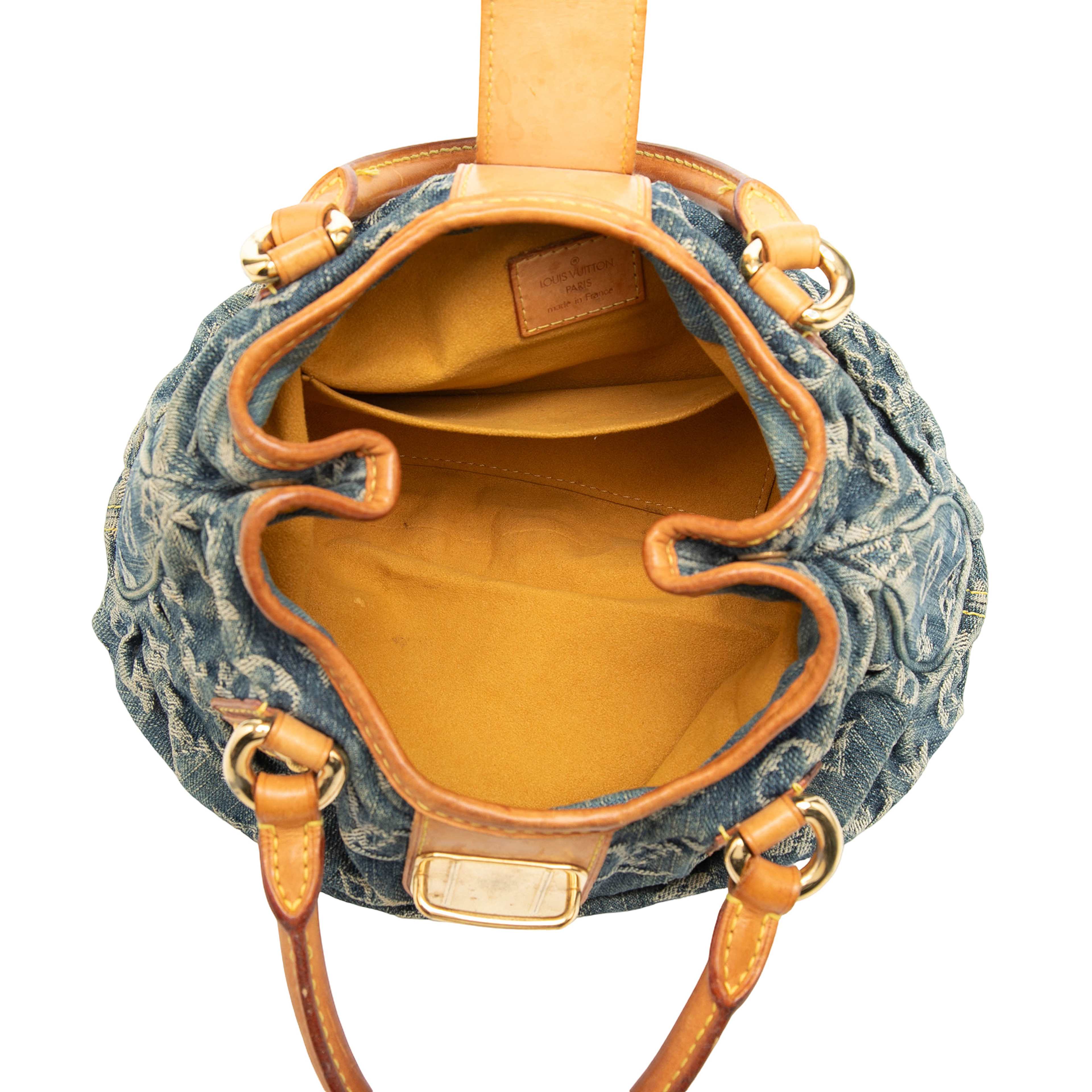 Louis Vuitton Monogram Denim Pleaty, från Luxclusif, i färgen blue. Klicka för att öppna bilden i stort format