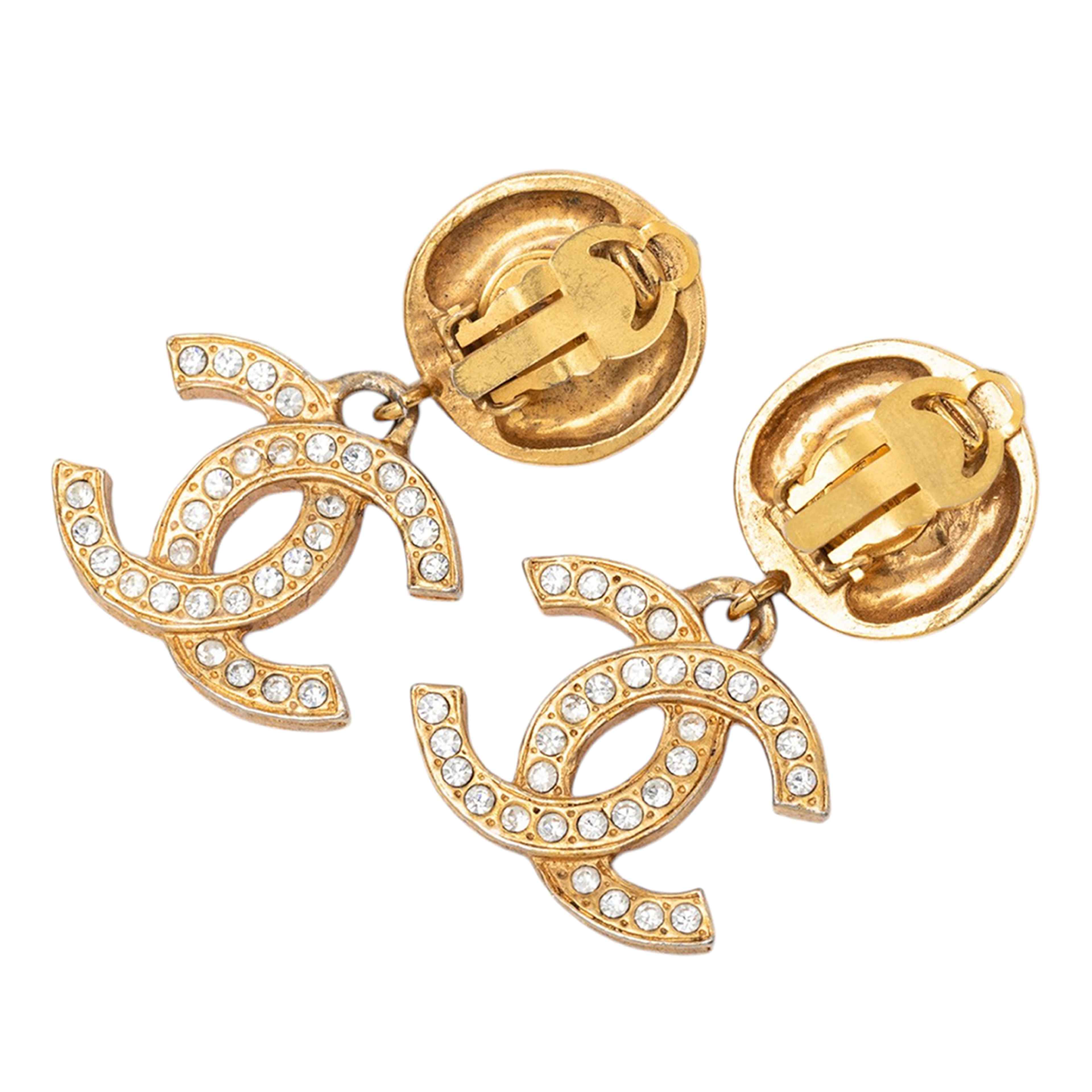 Chanel Gold Plated Cc Strass Drop Clip On Earrings, från Luxclusif, i färgen guld. Klicka för att öppna bilden i stort format