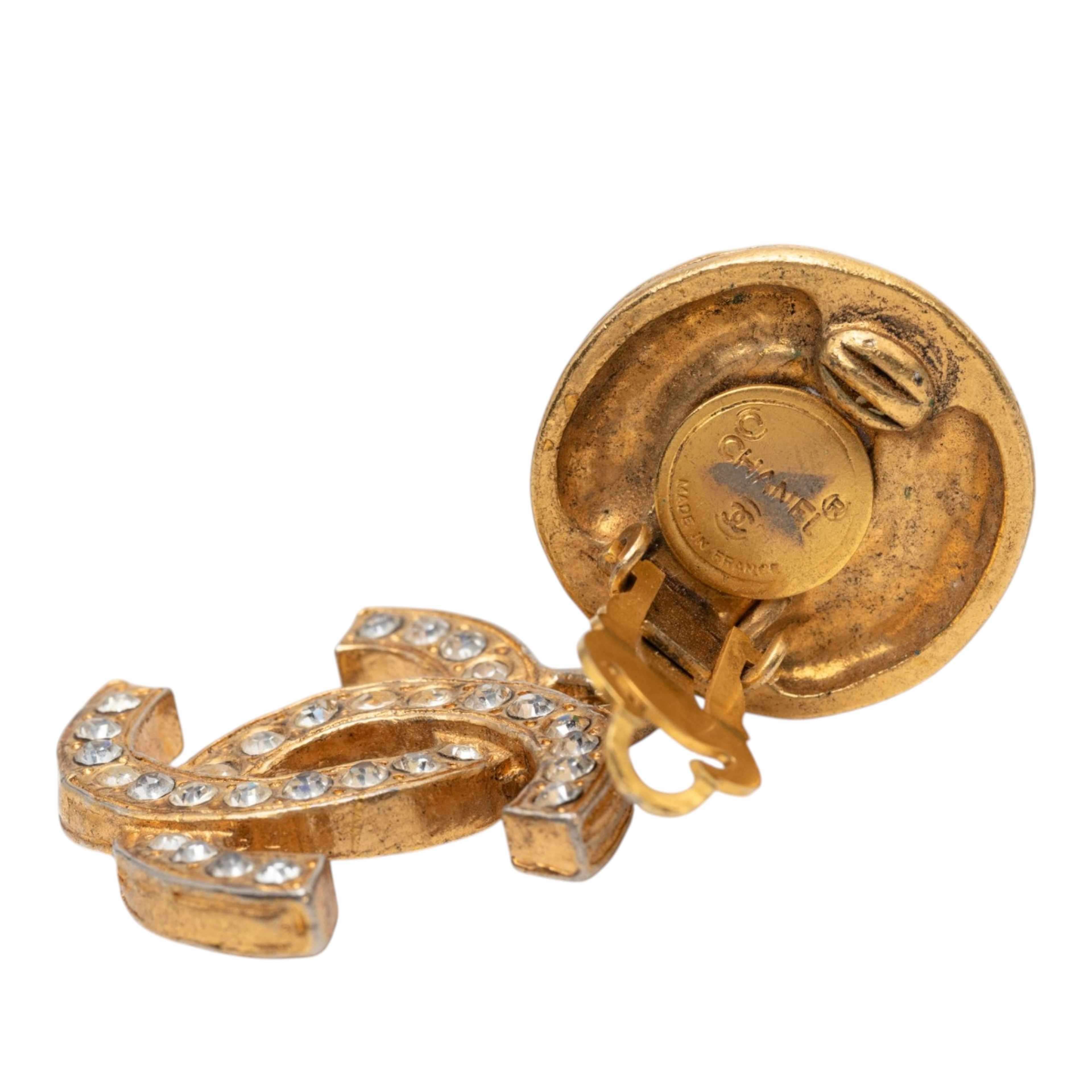 Chanel Gold Plated Cc Strass Drop Clip On Earrings, från Luxclusif, i färgen guld. Klicka för att öppna bilden i stort format