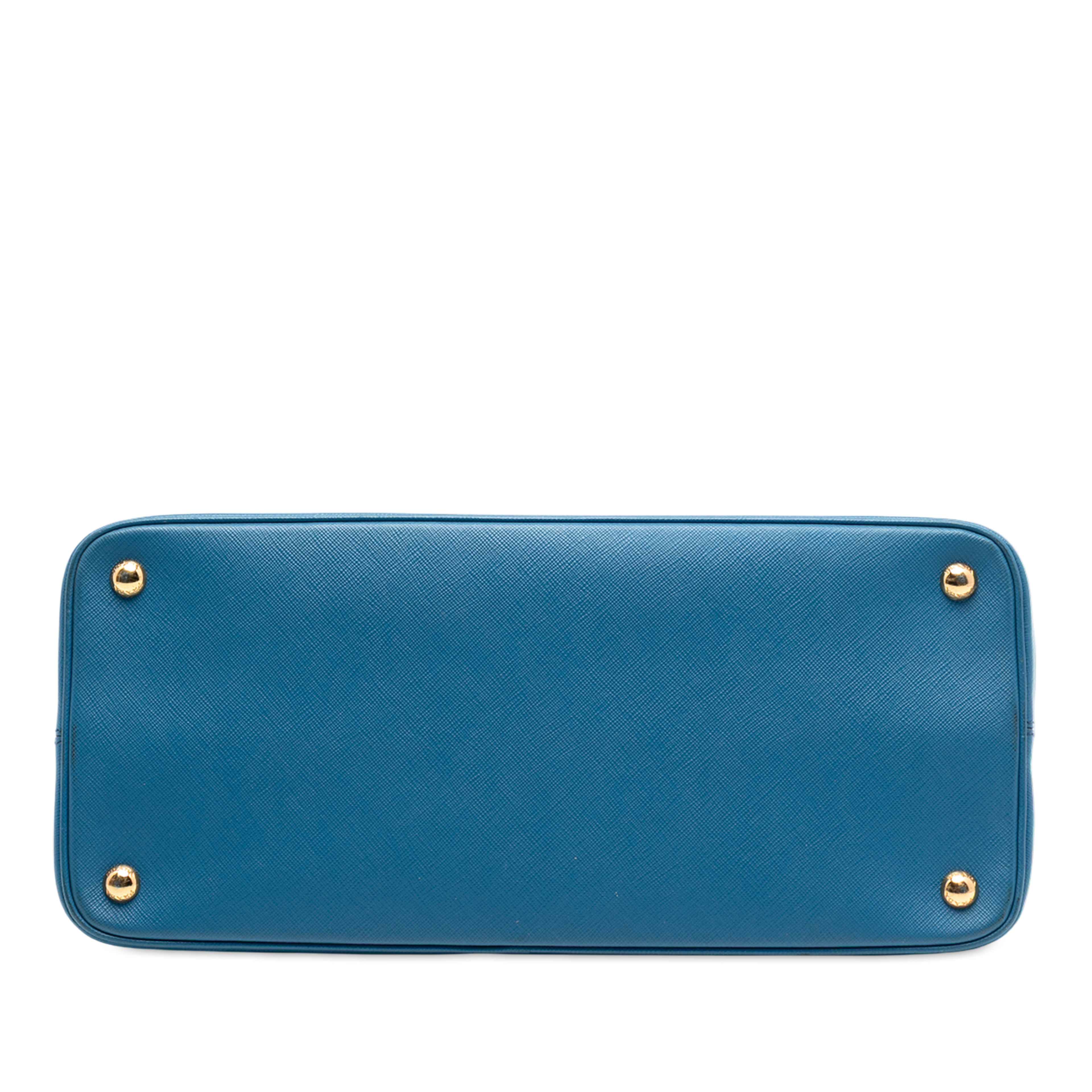 Prada Large Saffiano Lux Open Promenade Satchel, från Luxclusif, i färgen blue. Klicka för att öppna bilden i stort format