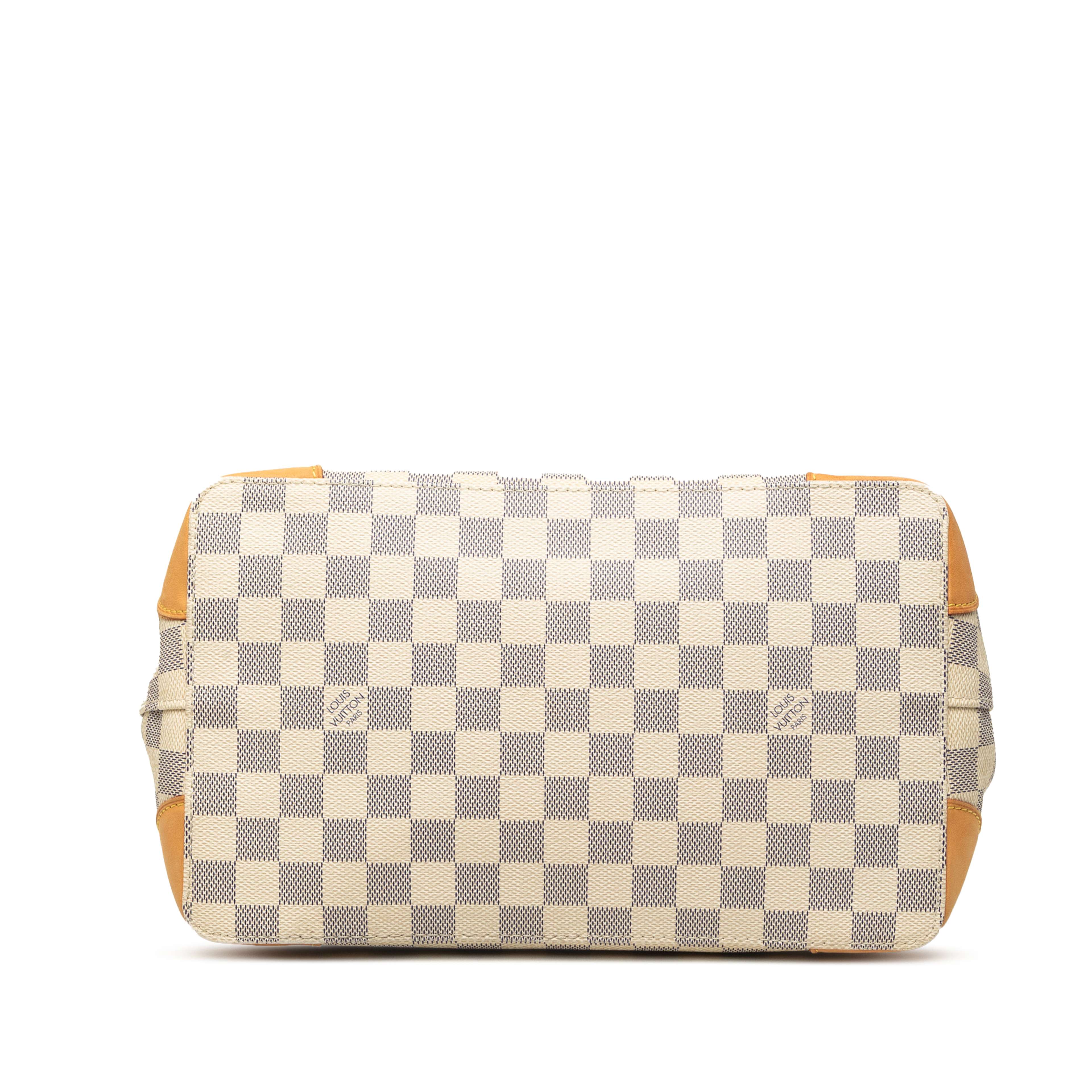 Louis Vuitton Damier Azur Hampstead Pm, från Luxclusif, i färgen vit. Klicka för att öppna bilden i stort format