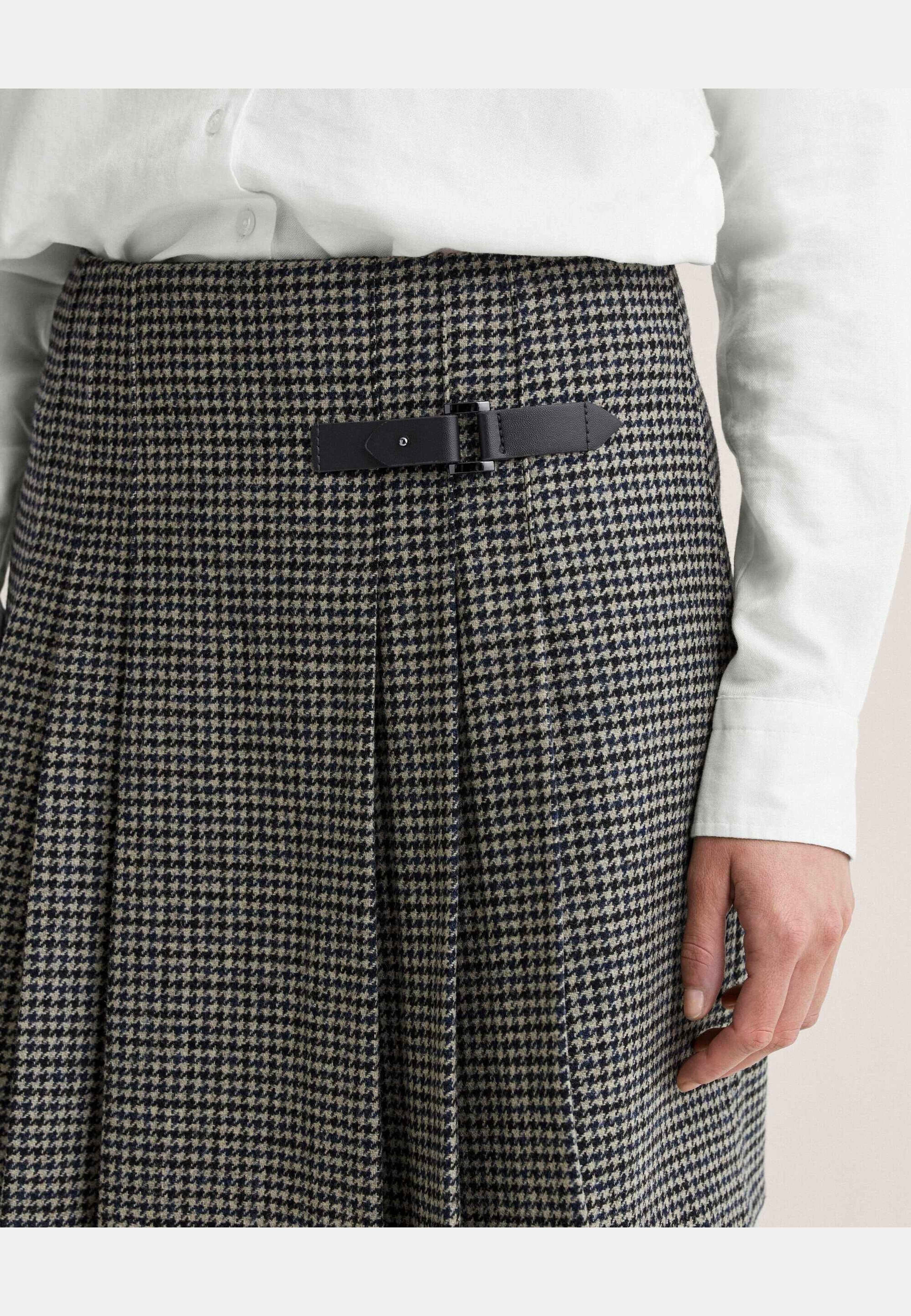 Cordelia Skirt, från Newhouse, i färgen marinblå. Klicka för att öppna bilden i stort format