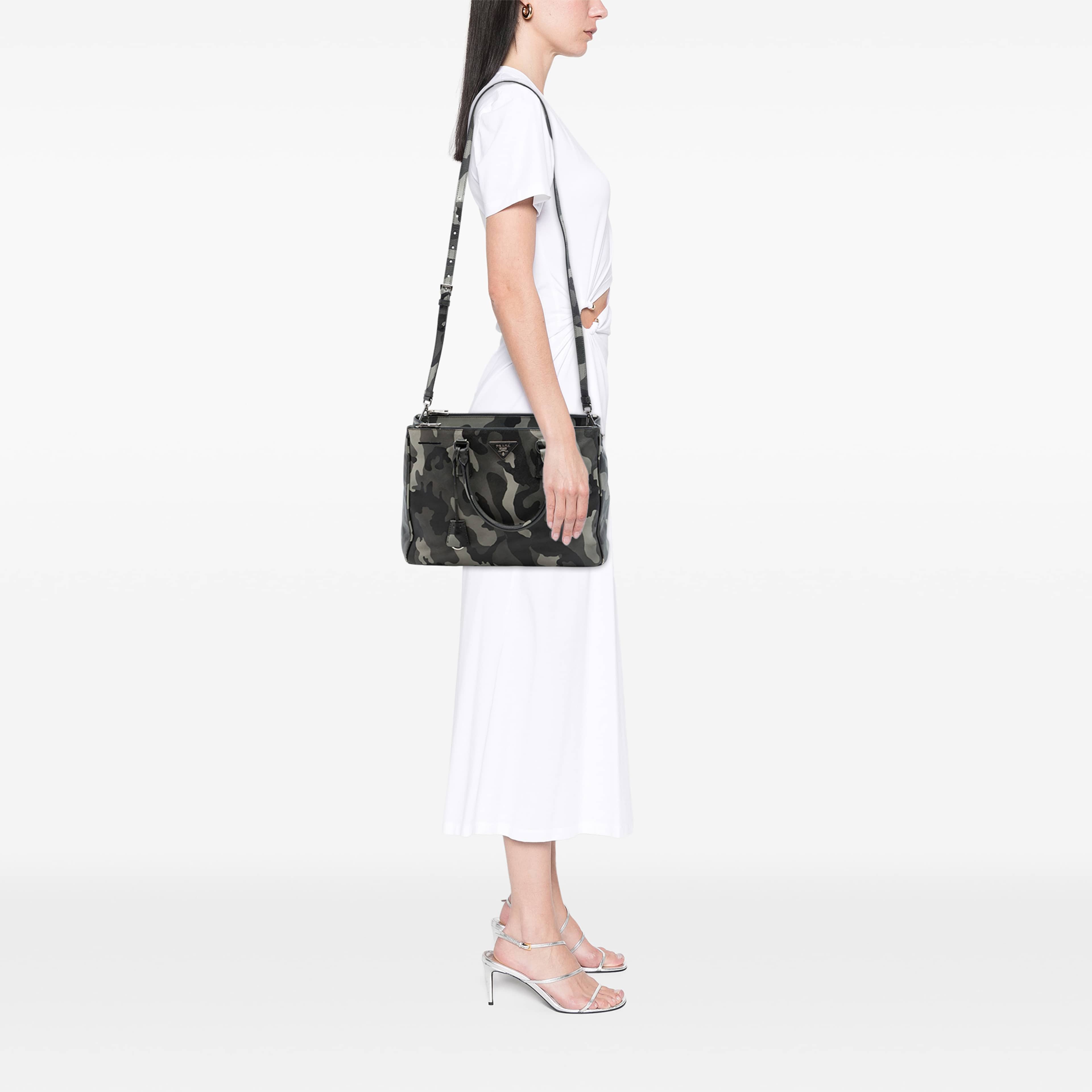 Prada Medium Saffiano Lux Camouflage Galleria Double Zip Satchel, från Luxclusif, i färgen grå. Klicka för att öppna bilden i stort format