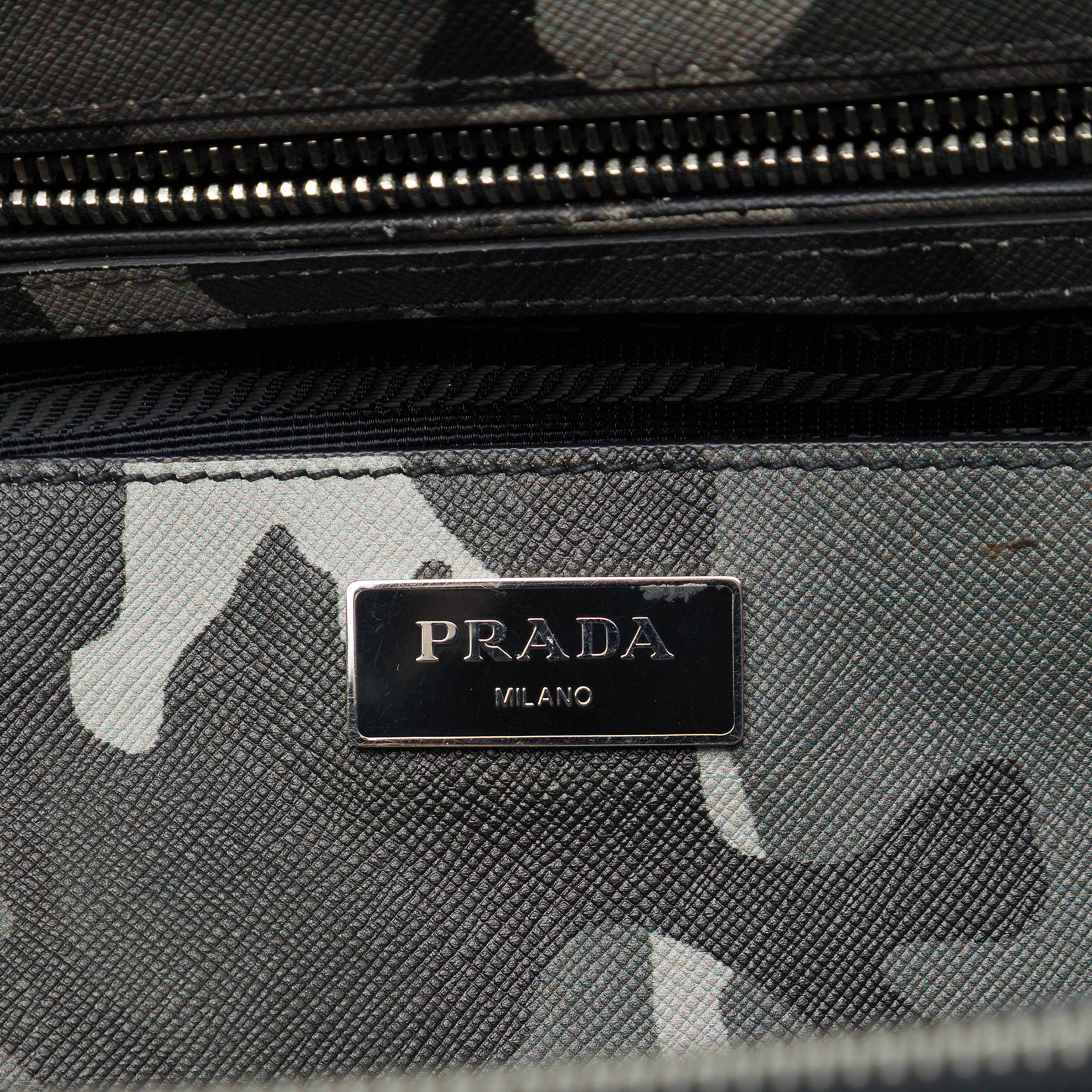 Prada Medium Saffiano Lux Camouflage Galleria Double Zip Satchel, från Luxclusif, i färgen grå. Klicka för att öppna bilden i stort format