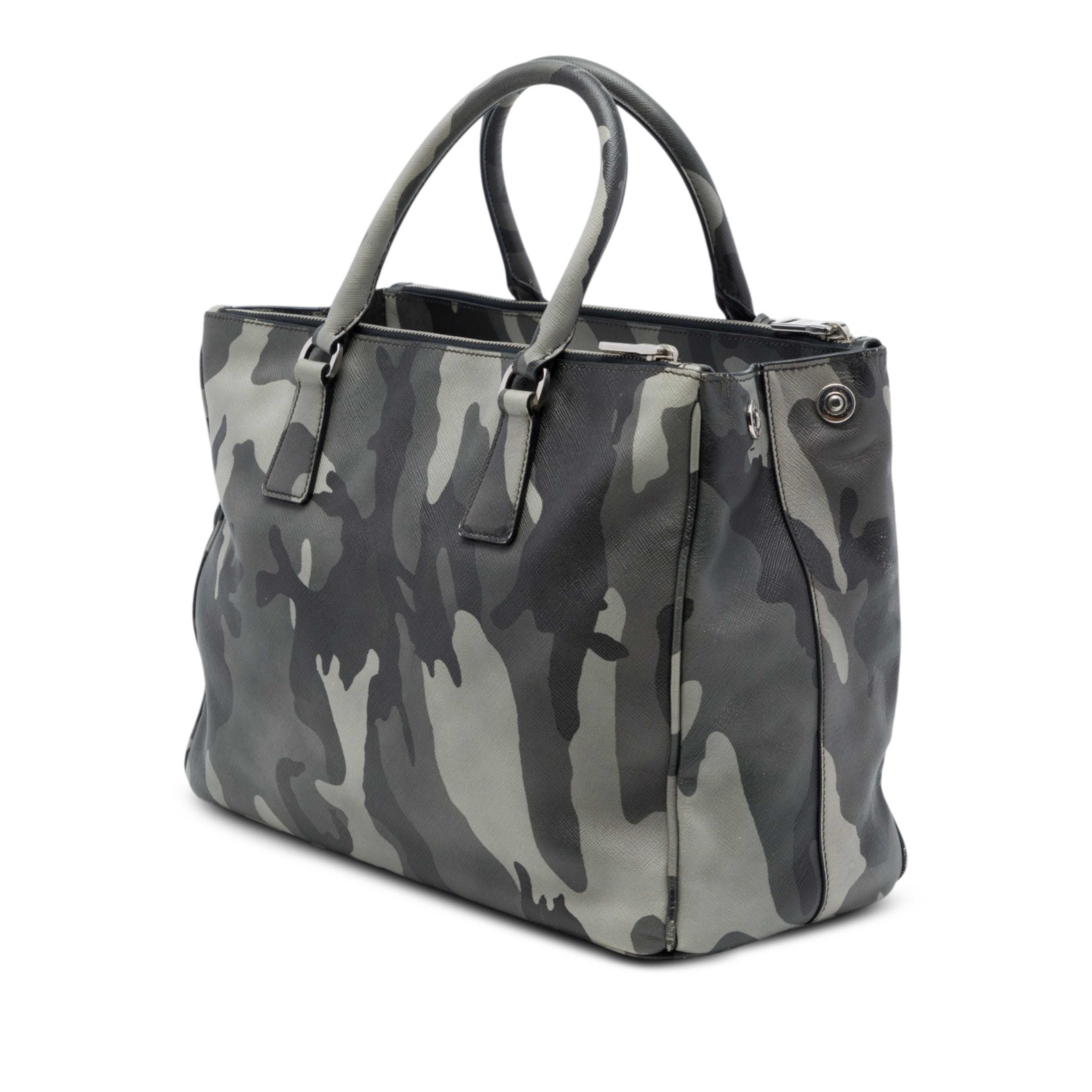 Prada Medium Saffiano Lux Camouflage Galleria Double Zip Satchel, från Luxclusif, i färgen grå. Klicka för att öppna bilden i stort format