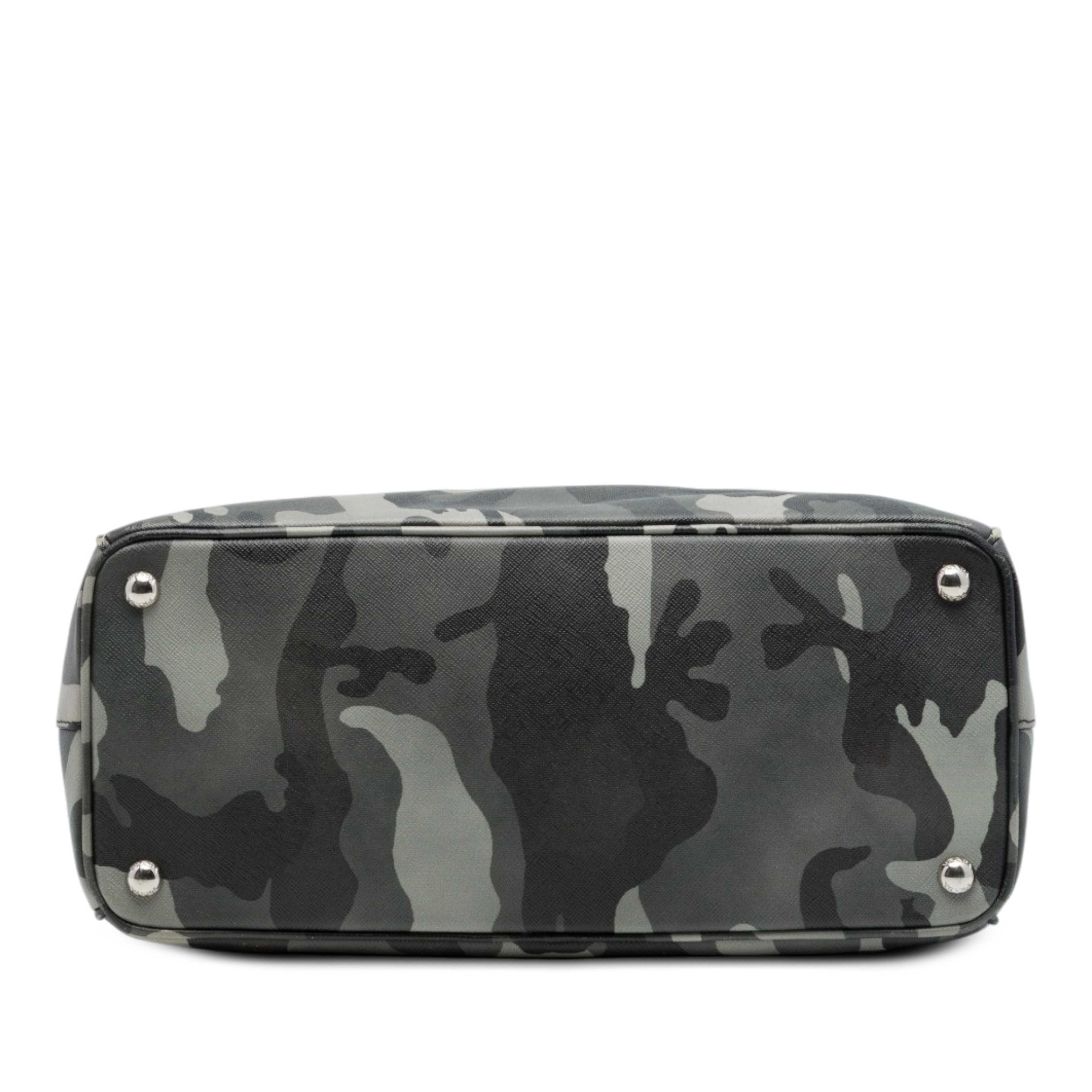 Prada Medium Saffiano Lux Camouflage Galleria Double Zip Satchel, från Luxclusif, i färgen grå. Klicka för att öppna bilden i stort format