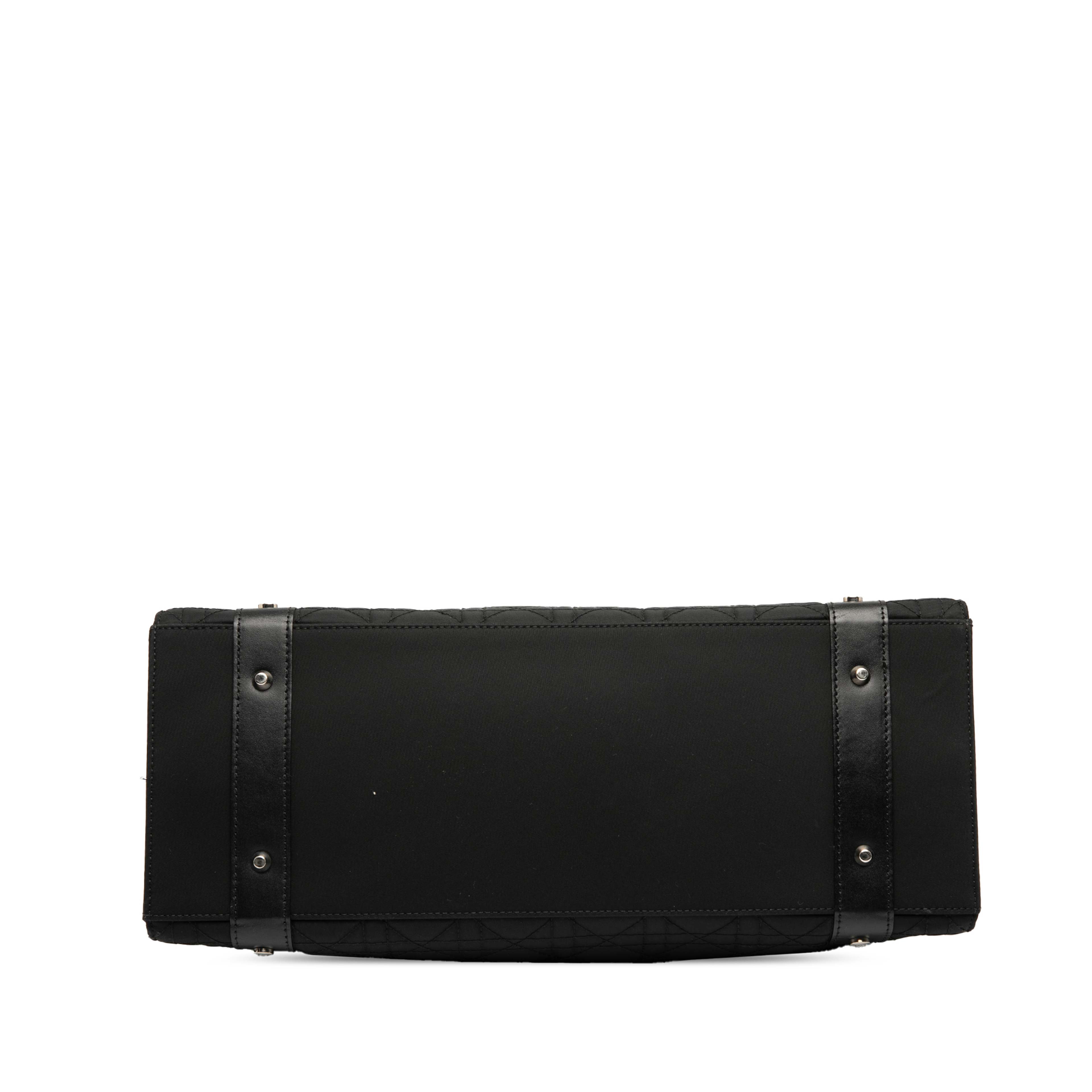 Dior Nylon Cannage Lady Dior East West, från Luxclusif, i färgen black. Klicka för att öppna bilden i stort format