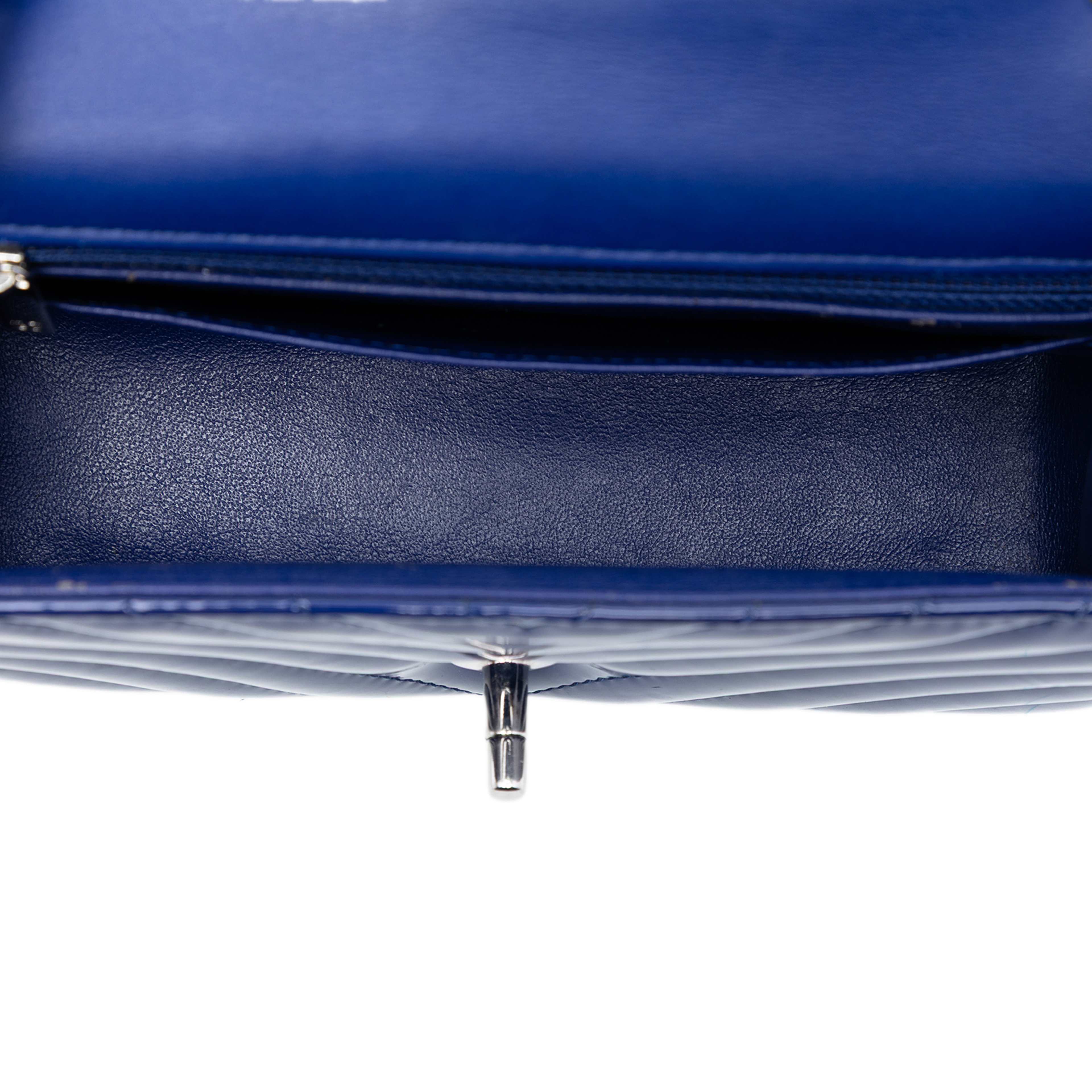 Chanel Mini Rectangular Classic Chevron Patent Single Flap, från Luxclusif, i färgen blue. Klicka för att öppna bilden i stort format