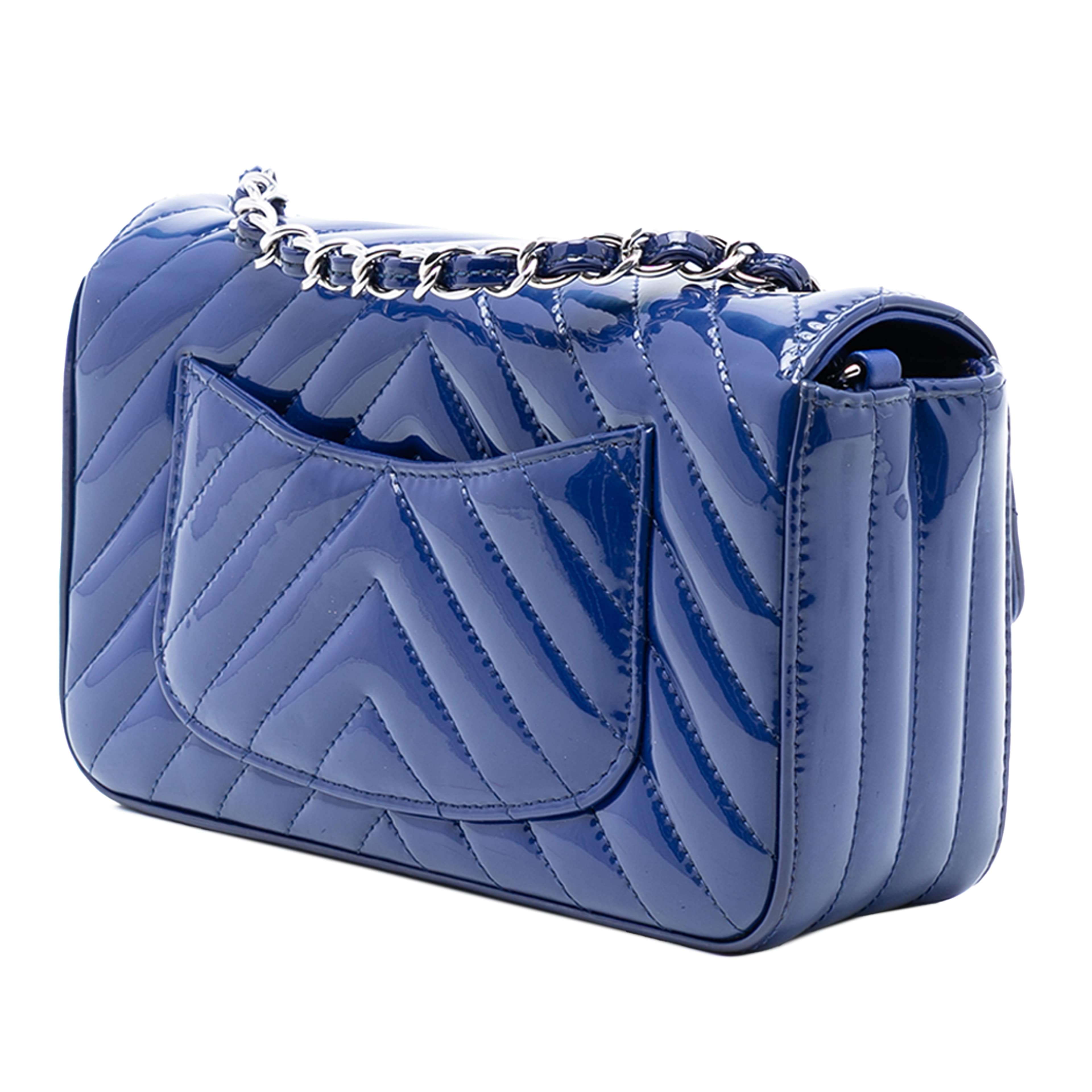 Chanel Mini Rectangular Classic Chevron Patent Single Flap, från Luxclusif, i färgen blue. Klicka för att öppna bilden i stort format