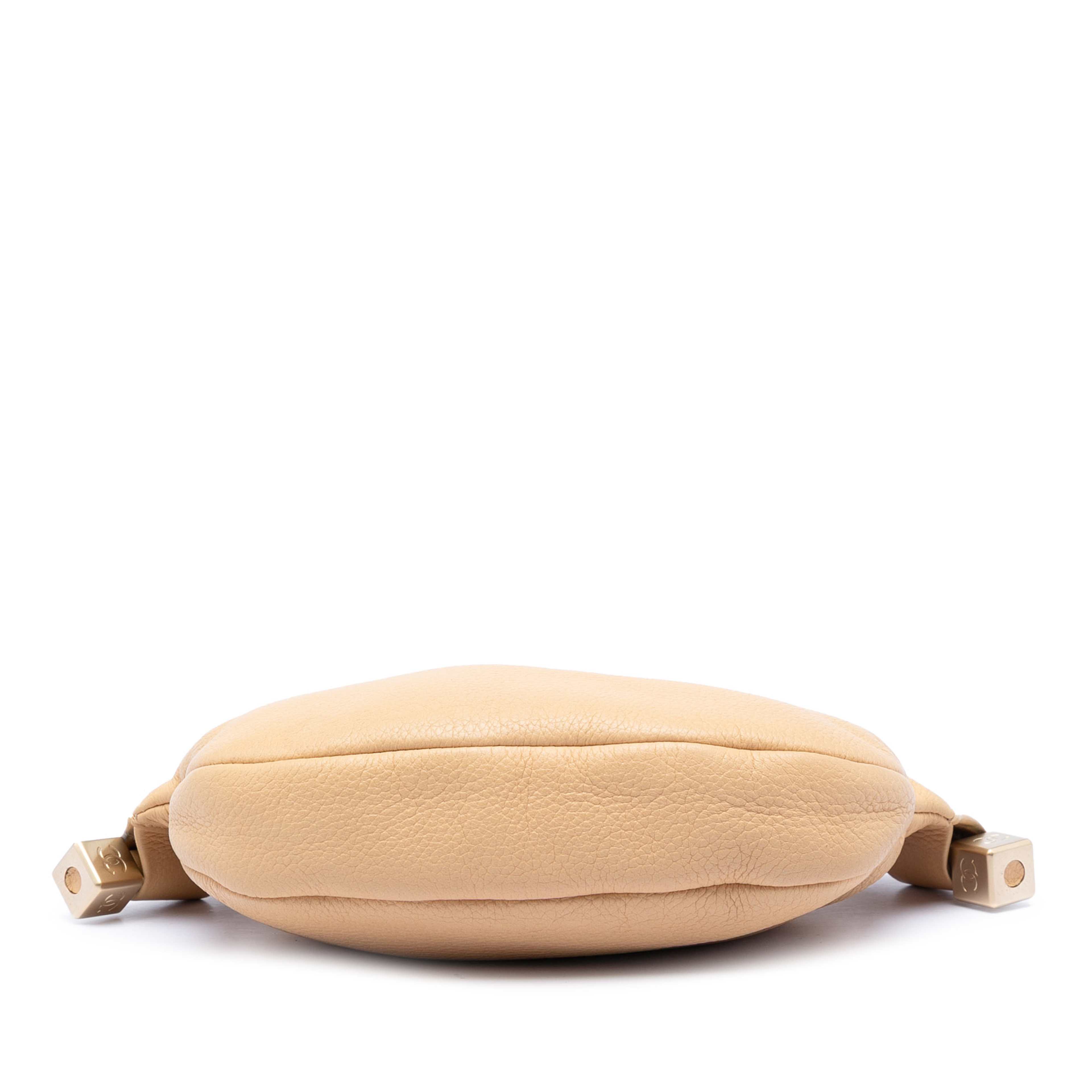 Chanel Cc Calfskin Tassel Hobo, från Luxclusif, i färgen beige. Klicka för att öppna bilden i stort format
