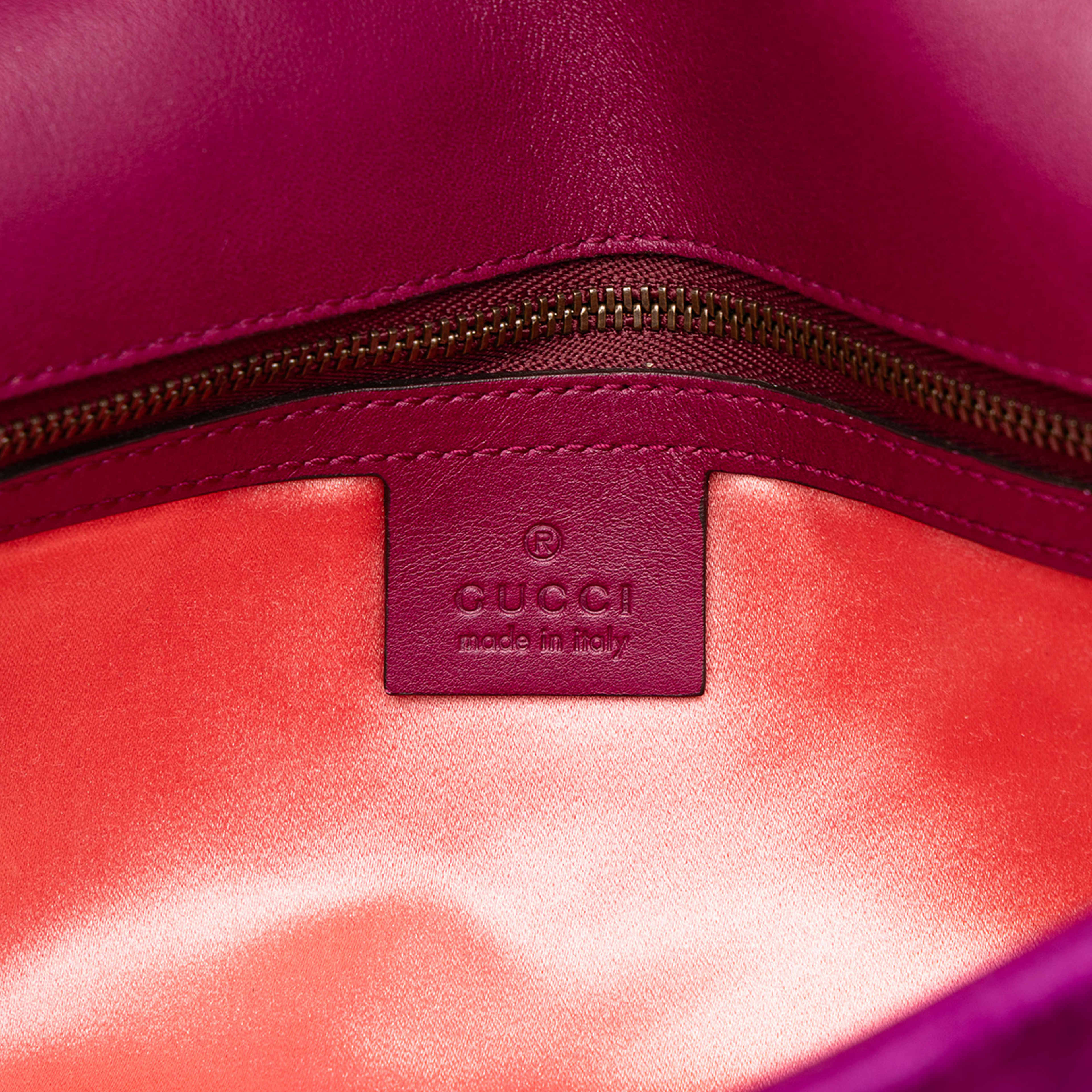 Gucci Medium Gg Marmont Matelasse Velvet Shoulder Bag, från Luxclusif, i färgen purpur. Klicka för att öppna bilden i stort format