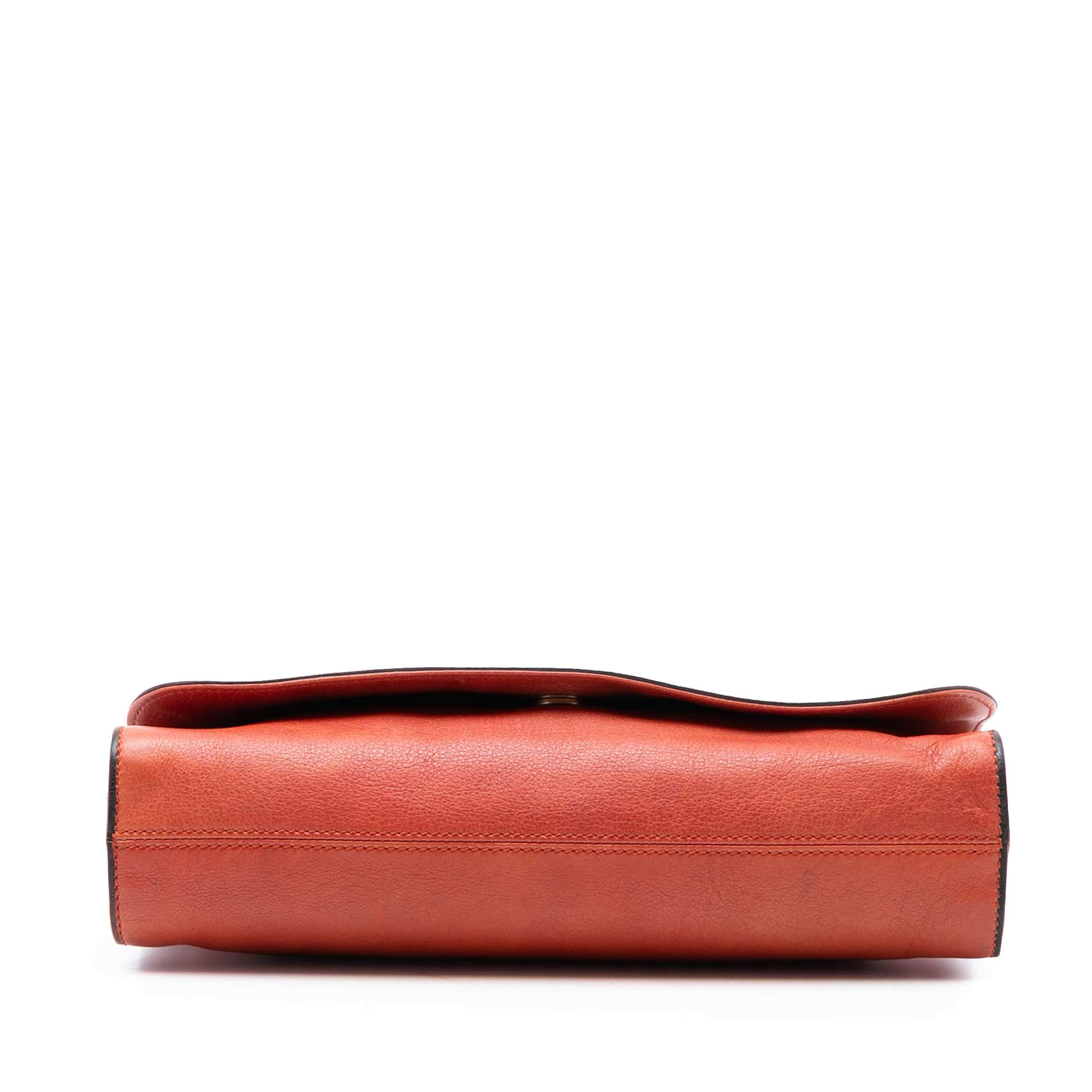Gucci Leather Harness Shoulder Bag, från Luxclusif, i färgen orange. Klicka för att öppna bilden i stort format