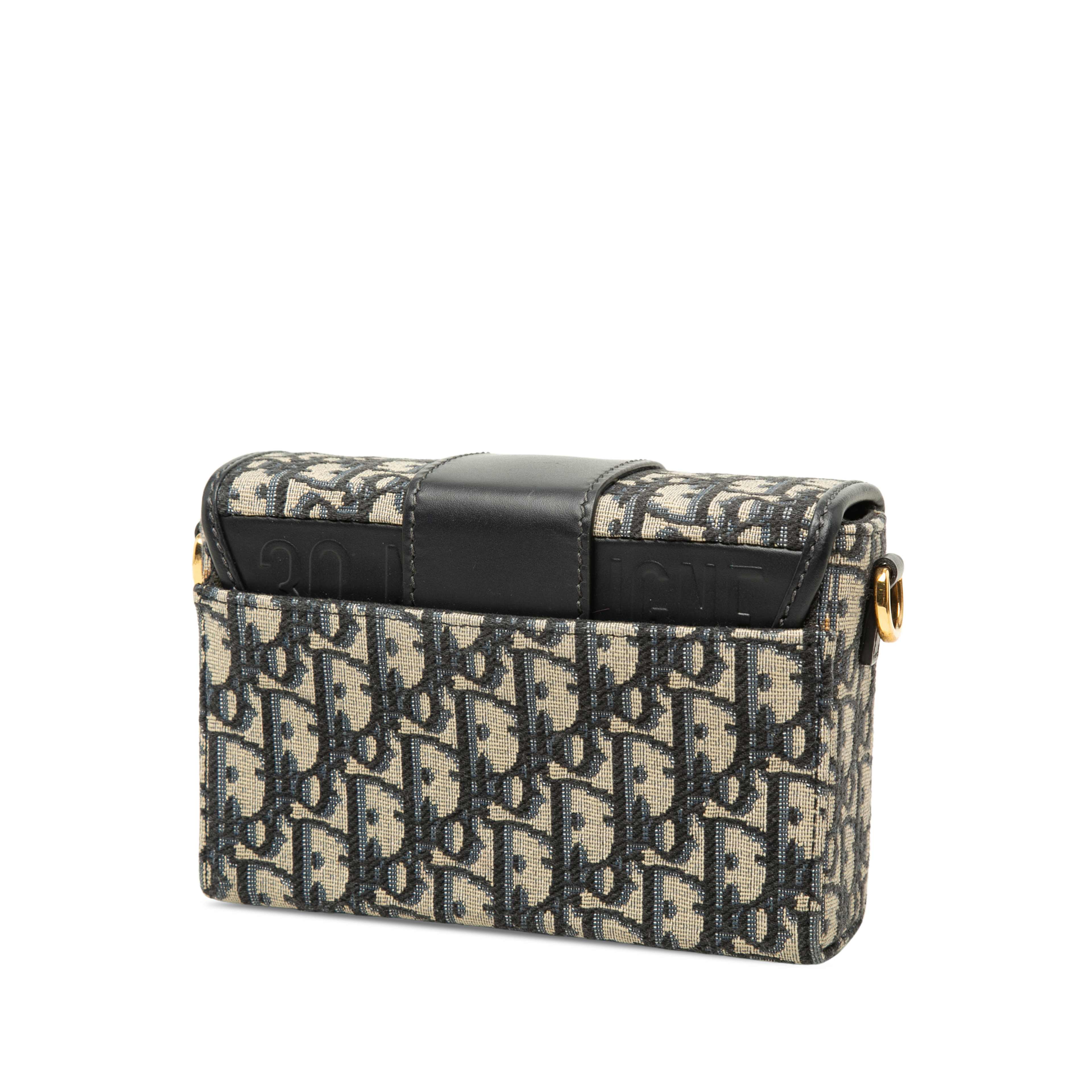 Dior Oblique Canvas 30 Montaigne Box Bag, från Luxclusif, i färgen blå. Klicka för att öppna bilden i stort format