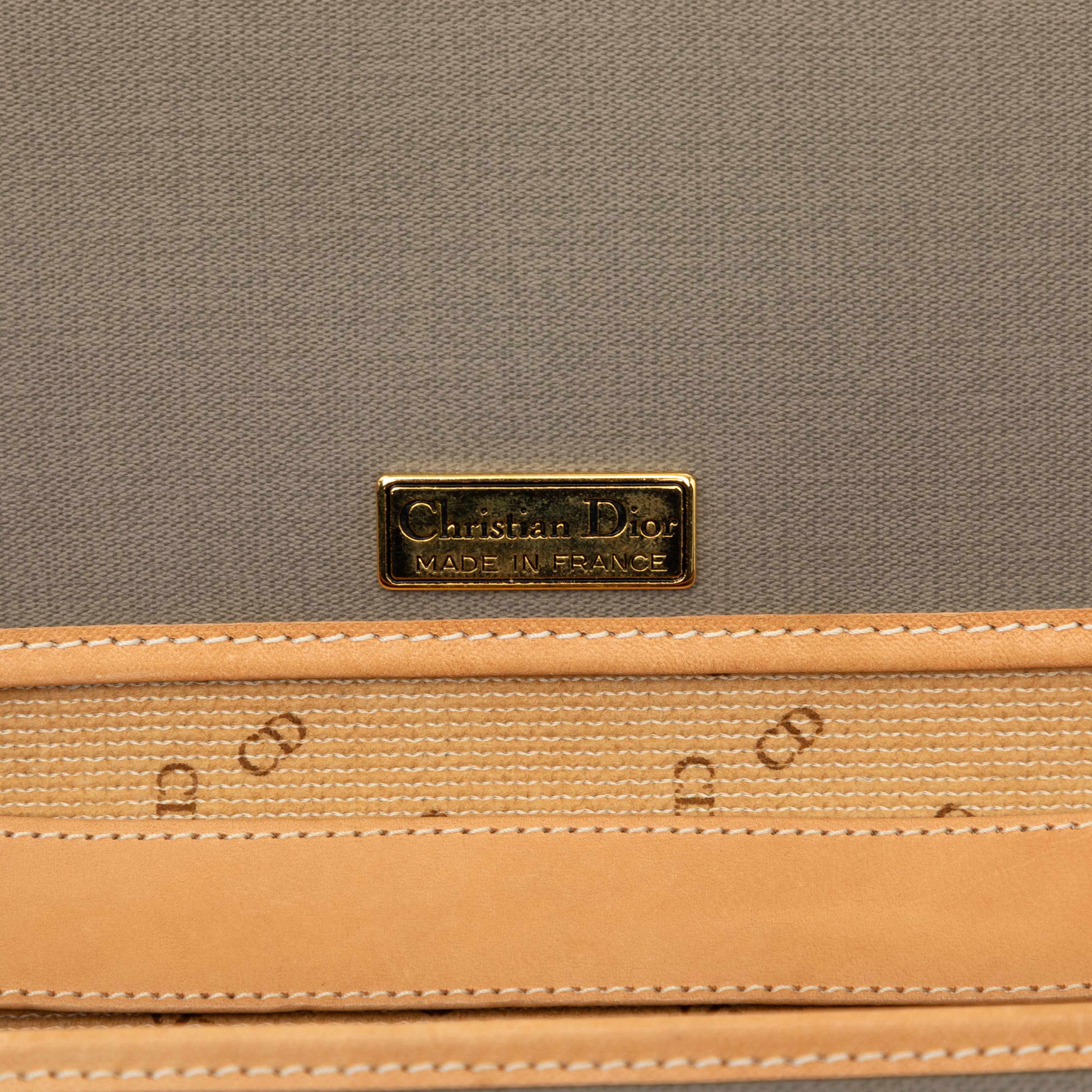 Dior Canvas Chain Shoulder Bag, från Luxclusif, i färgen brun. Klicka för att öppna bilden i stort format